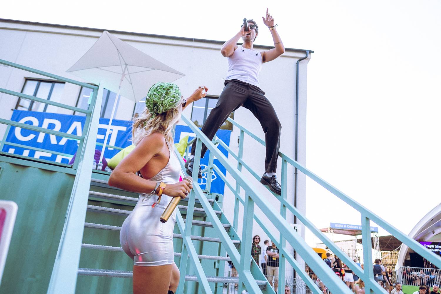 Colours of Ostrava zahájili Ewa Farna, Mirai a Štěpán Kozub s Jiřím Krhutem, večer nadchli OneRepublic