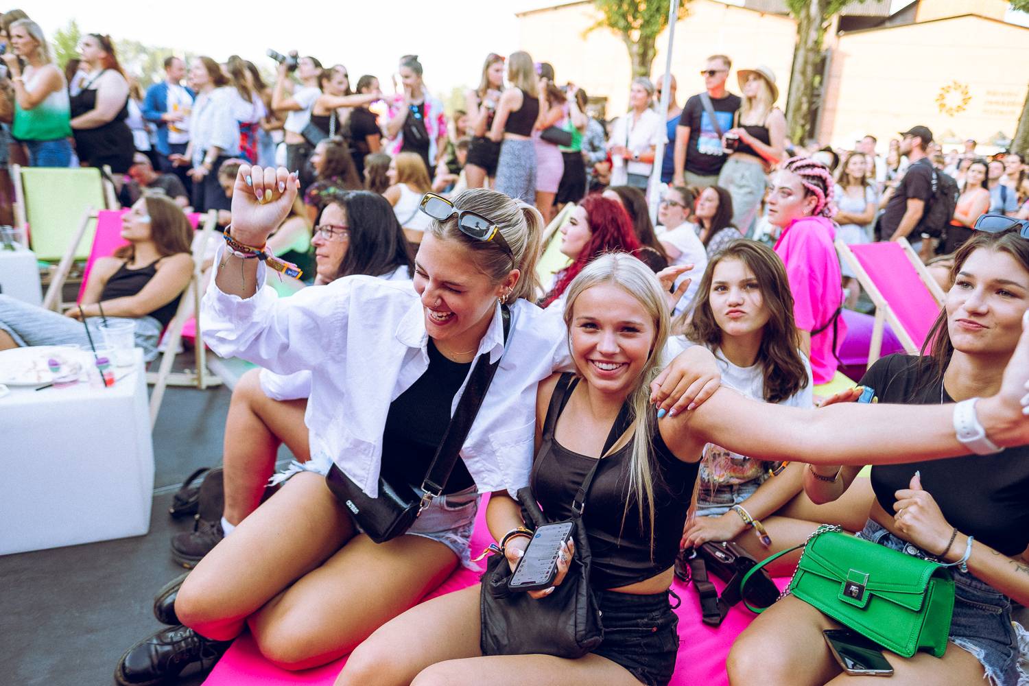 Colours of Ostrava zahájili Ewa Farna, Mirai a Štěpán Kozub s Jiřím Krhutem, večer nadchli OneRepublic