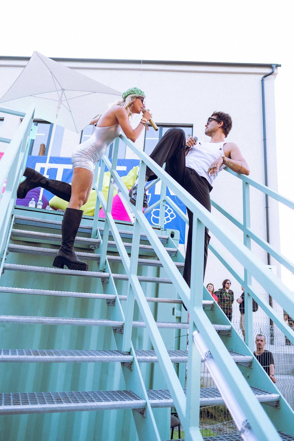 Colours of Ostrava zahájili Ewa Farna, Mirai a Štěpán Kozub s Jiřím Krhutem, večer nadchli OneRepublic