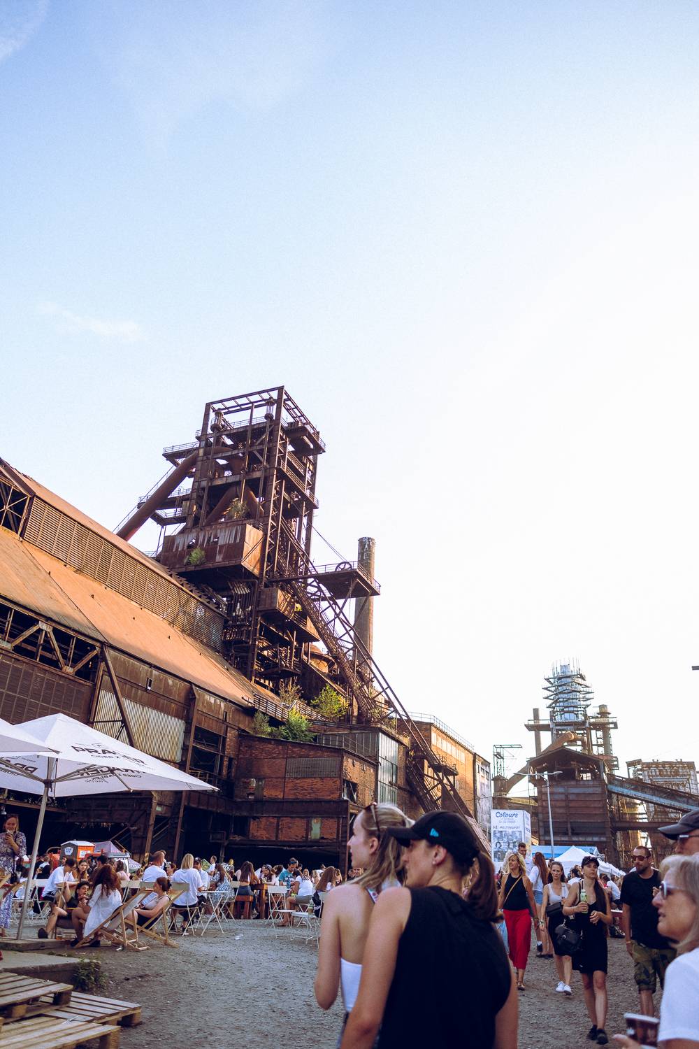 Colours of Ostrava zahájili Ewa Farna, Mirai a Štěpán Kozub s Jiřím Krhutem, večer nadchli OneRepublic