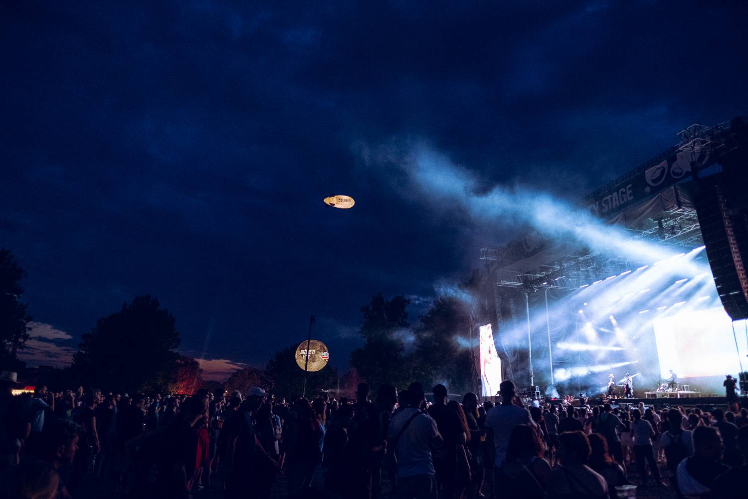 Colours of Ostrava zahájili Ewa Farna, Mirai a Štěpán Kozub s Jiřím Krhutem, večer nadchli OneRepublic