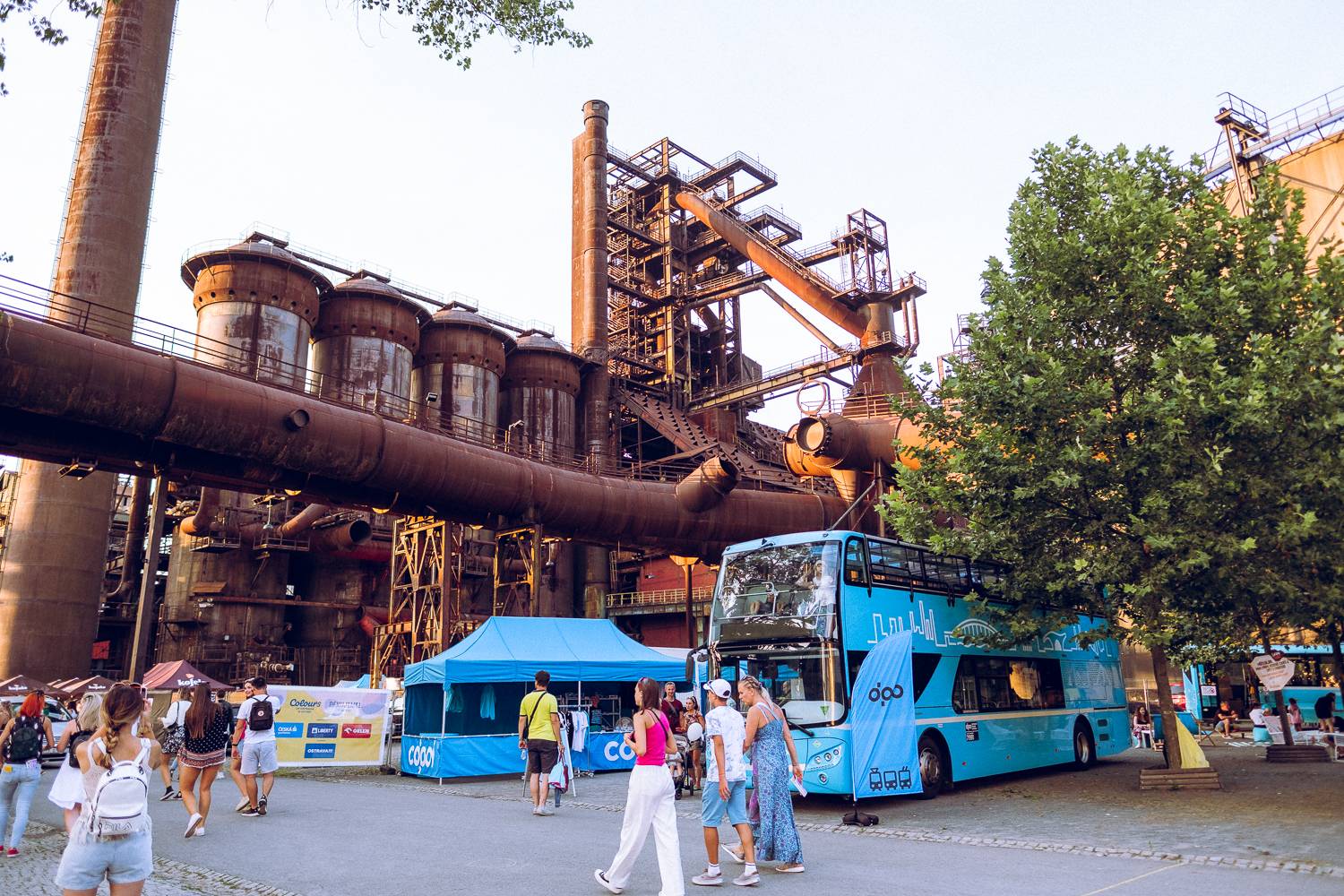 Colours of Ostrava zahájili Ewa Farna, Mirai a Štěpán Kozub s Jiřím Krhutem, večer nadchli OneRepublic