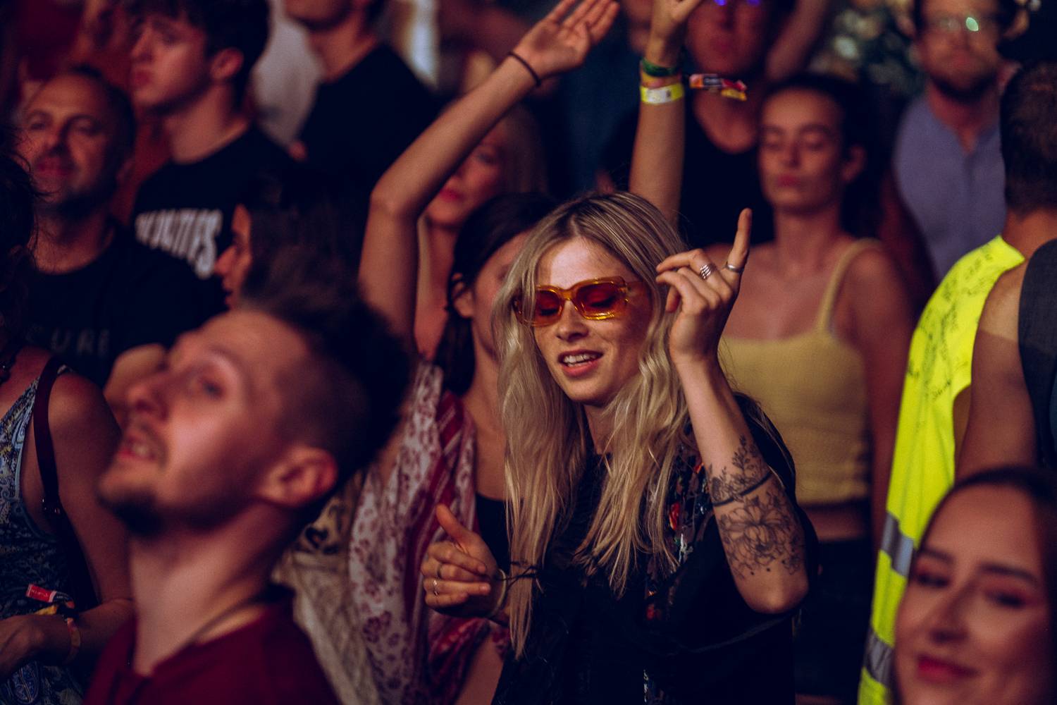 Colours of Ostrava zahájili Ewa Farna, Mirai a Štěpán Kozub s Jiřím Krhutem, večer nadchli OneRepublic