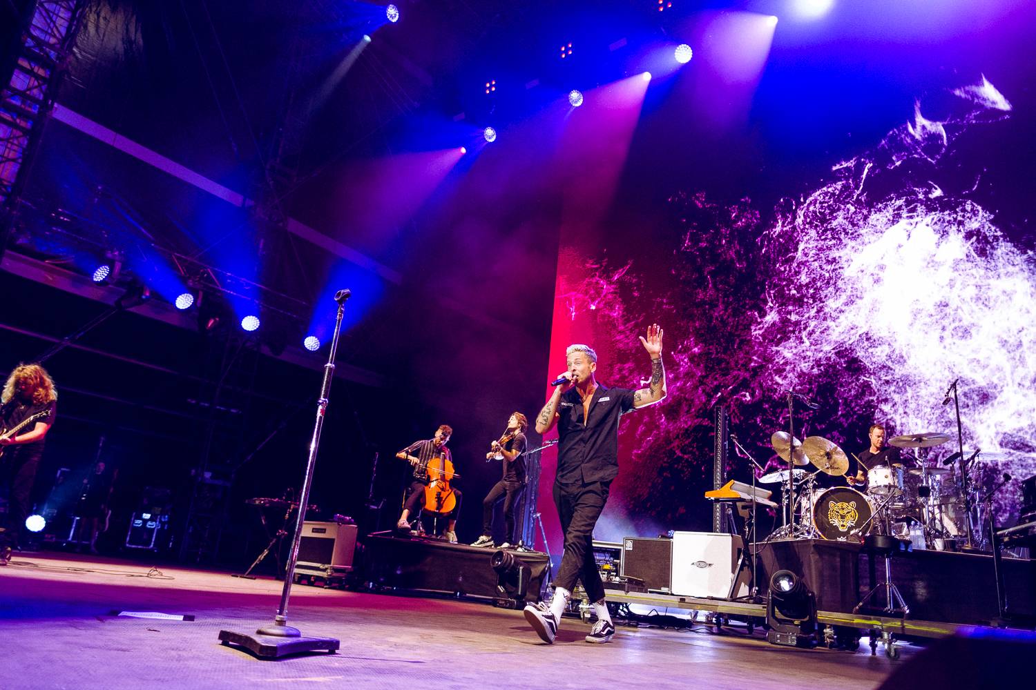 Colours of Ostrava zahájili Ewa Farna, Mirai a Štěpán Kozub s Jiřím Krhutem, večer nadchli OneRepublic