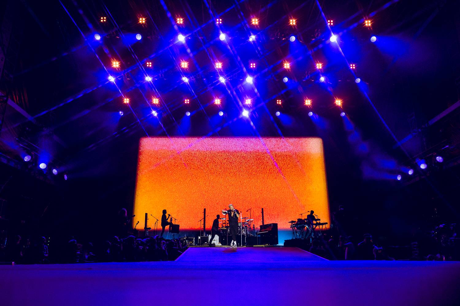 Colours of Ostrava zahájili Ewa Farna, Mirai a Štěpán Kozub s Jiřím Krhutem, večer nadchli OneRepublic