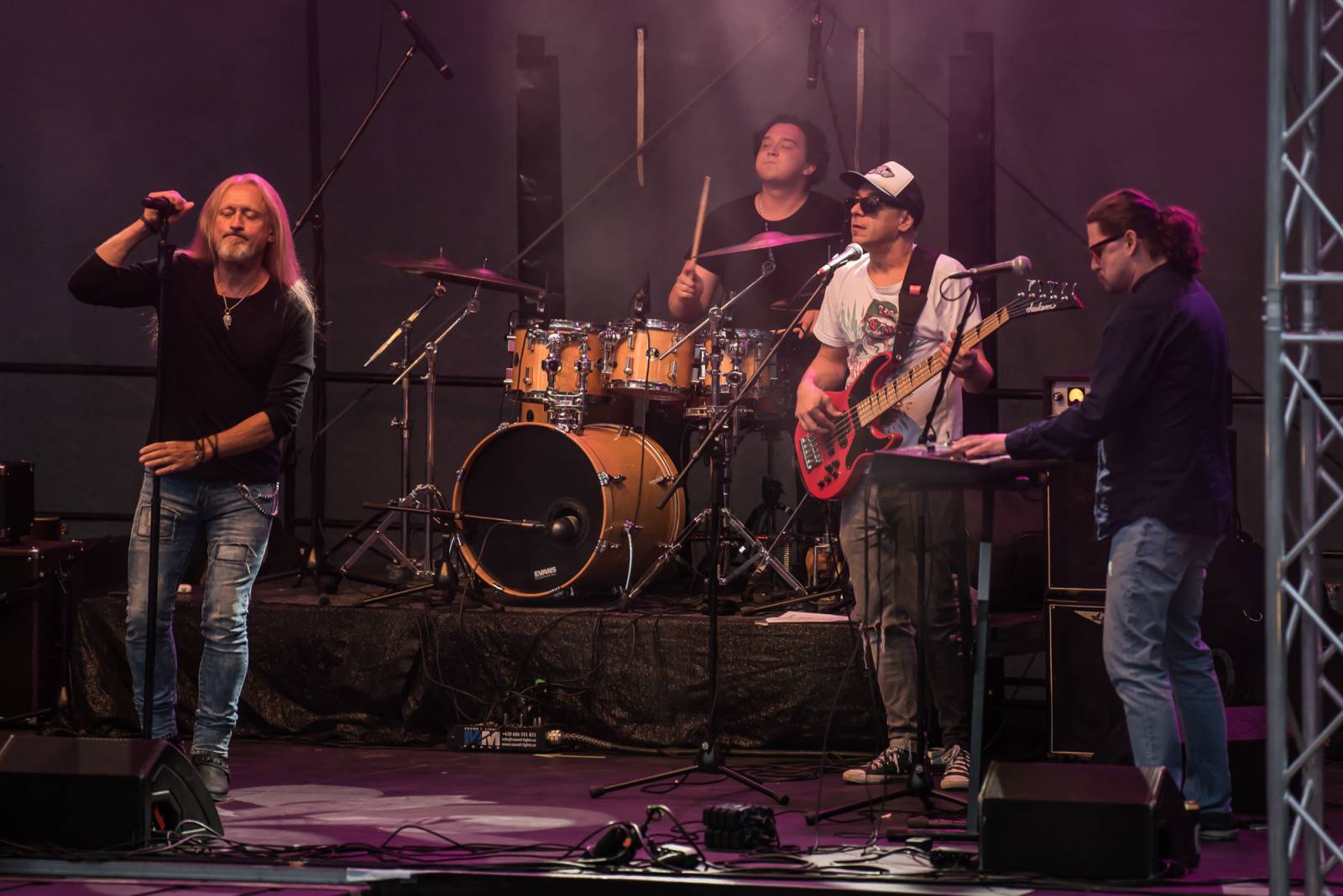 Neratovickým letním kinem zněly hity Kamila Střihavky. S The Leaders nabídl i pecku od Led Zeppelin