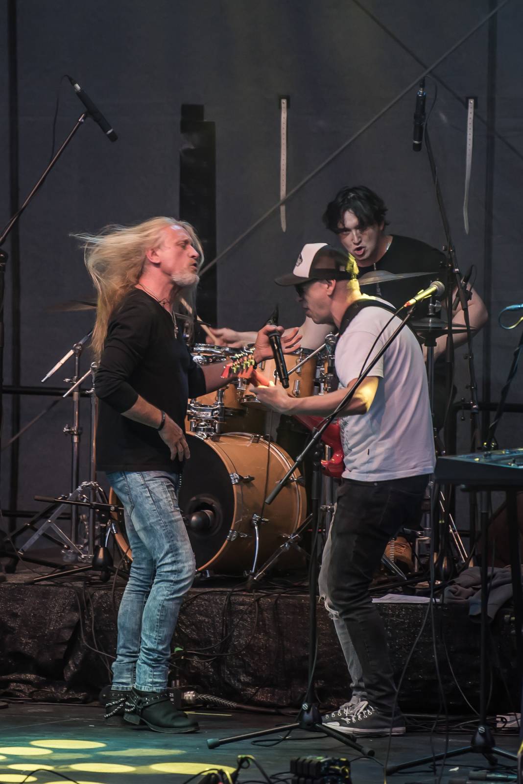 Neratovickým letním kinem zněly hity Kamila Střihavky. S The Leaders nabídl i pecku od Led Zeppelin