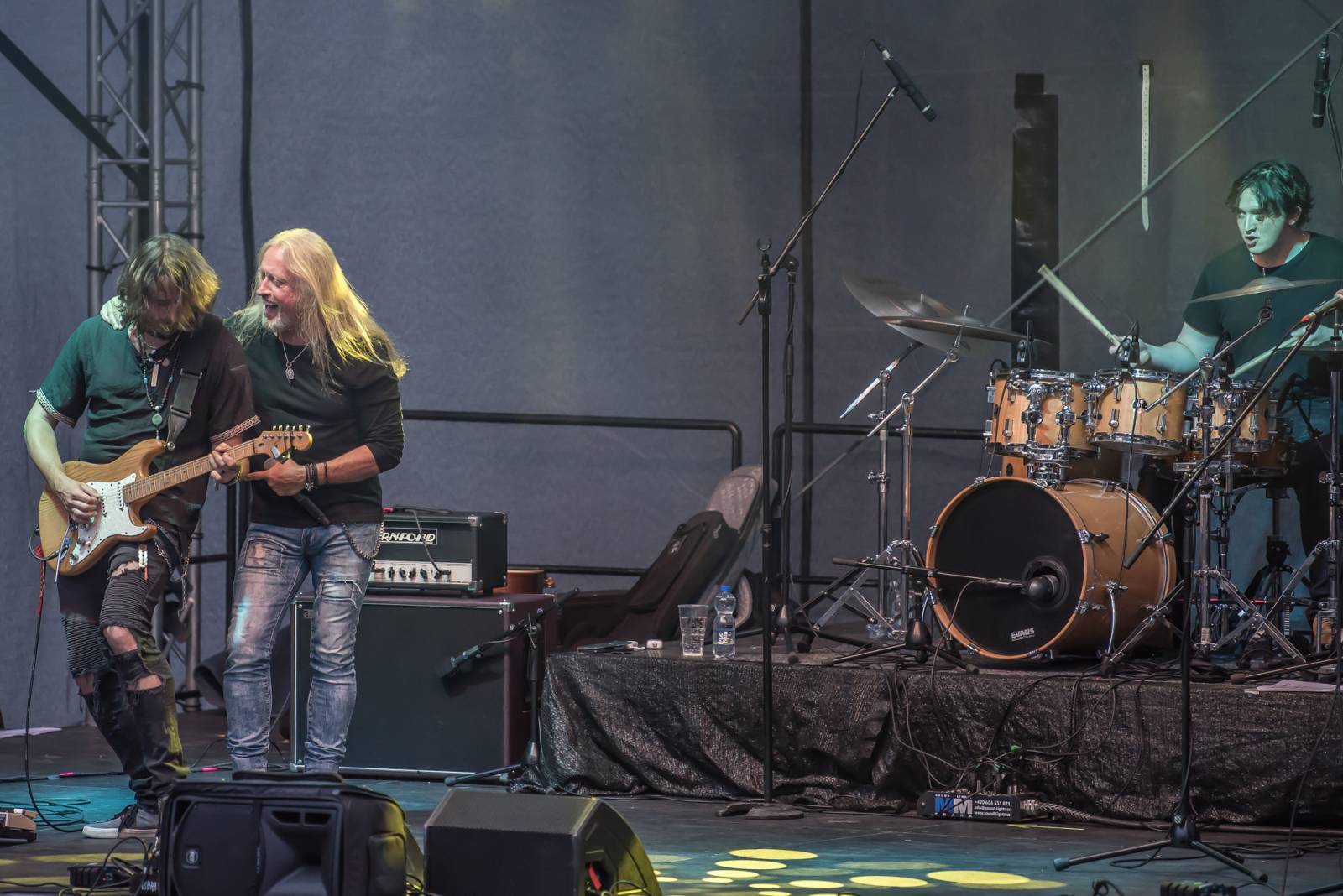 Neratovickým letním kinem zněly hity Kamila Střihavky. S The Leaders nabídl i pecku od Led Zeppelin