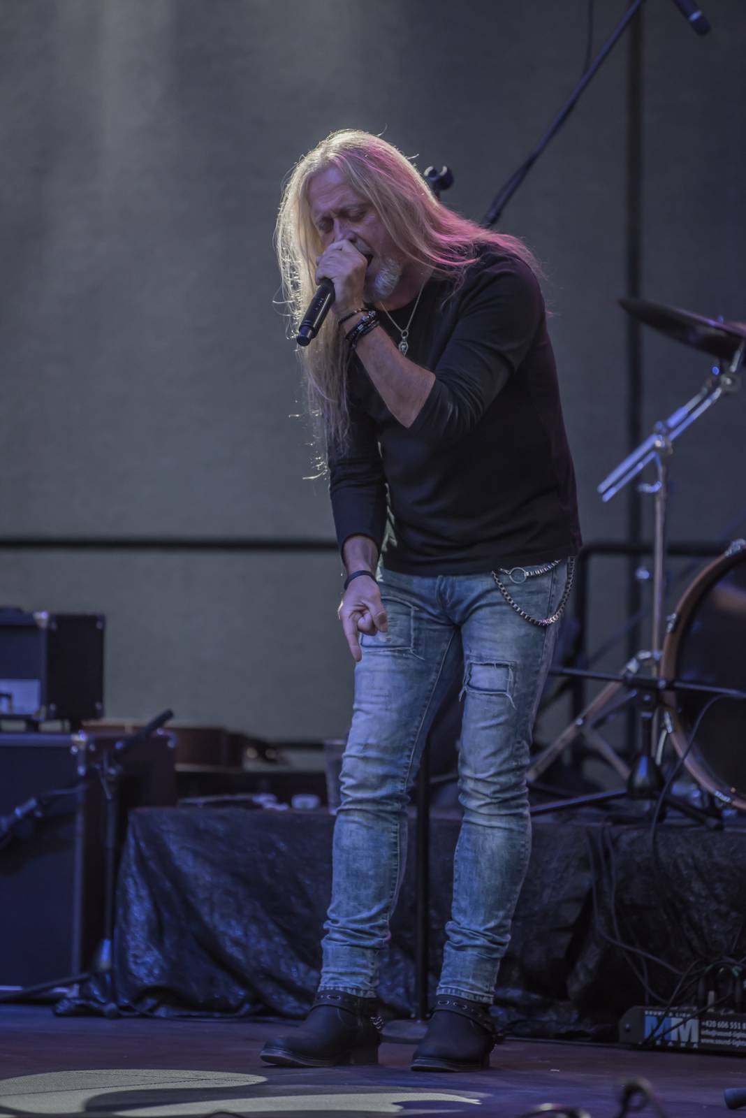 Neratovickým letním kinem zněly hity Kamila Střihavky. S The Leaders nabídl i pecku od Led Zeppelin