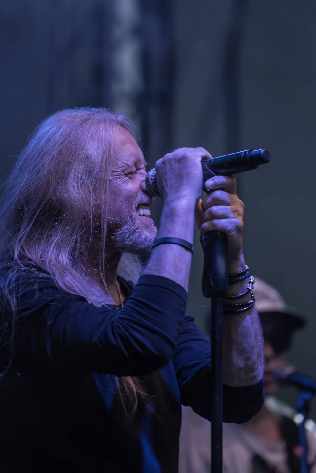 Neratovickým letním kinem zněly hity Kamila Střihavky. S The Leaders nabídl i pecku od Led Zeppelin