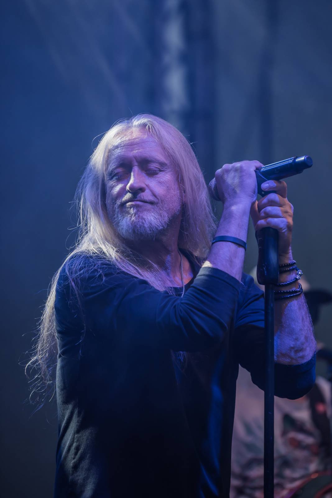 Neratovickým letním kinem zněly hity Kamila Střihavky. S The Leaders nabídl i pecku od Led Zeppelin