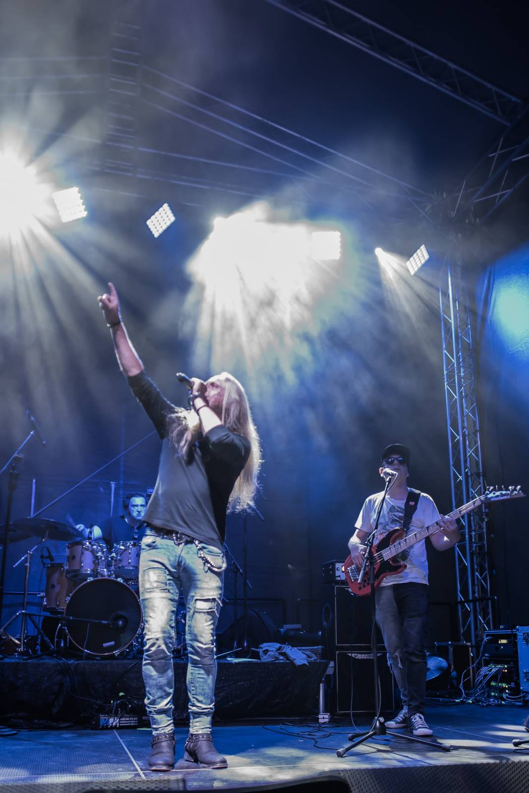 Neratovickým letním kinem zněly hity Kamila Střihavky. S The Leaders nabídl i pecku od Led Zeppelin