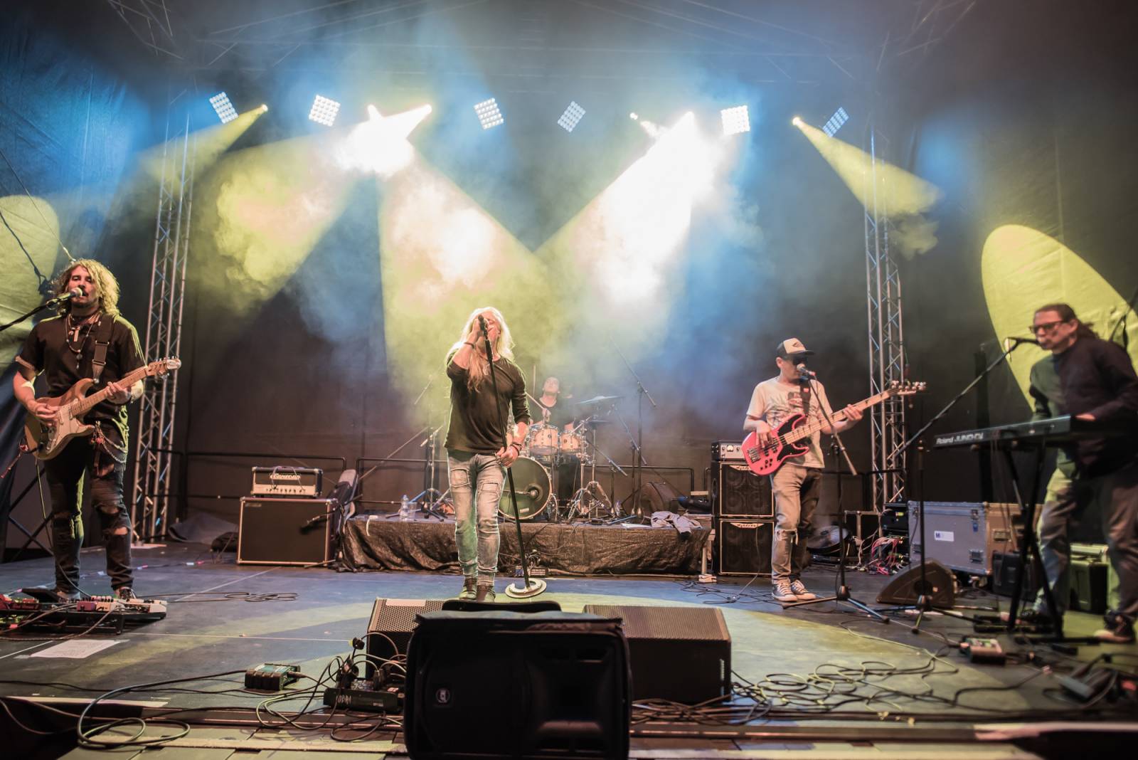 Neratovickým letním kinem zněly hity Kamila Střihavky. S The Leaders nabídl i pecku od Led Zeppelin