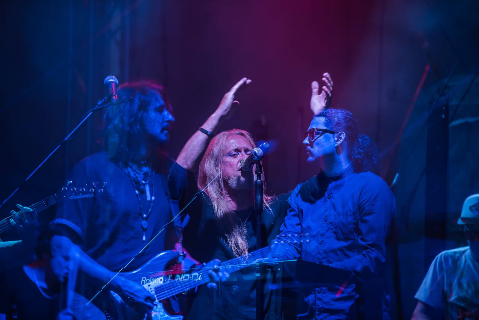 Neratovickým letním kinem zněly hity Kamila Střihavky. S The Leaders nabídl i pecku od Led Zeppelin