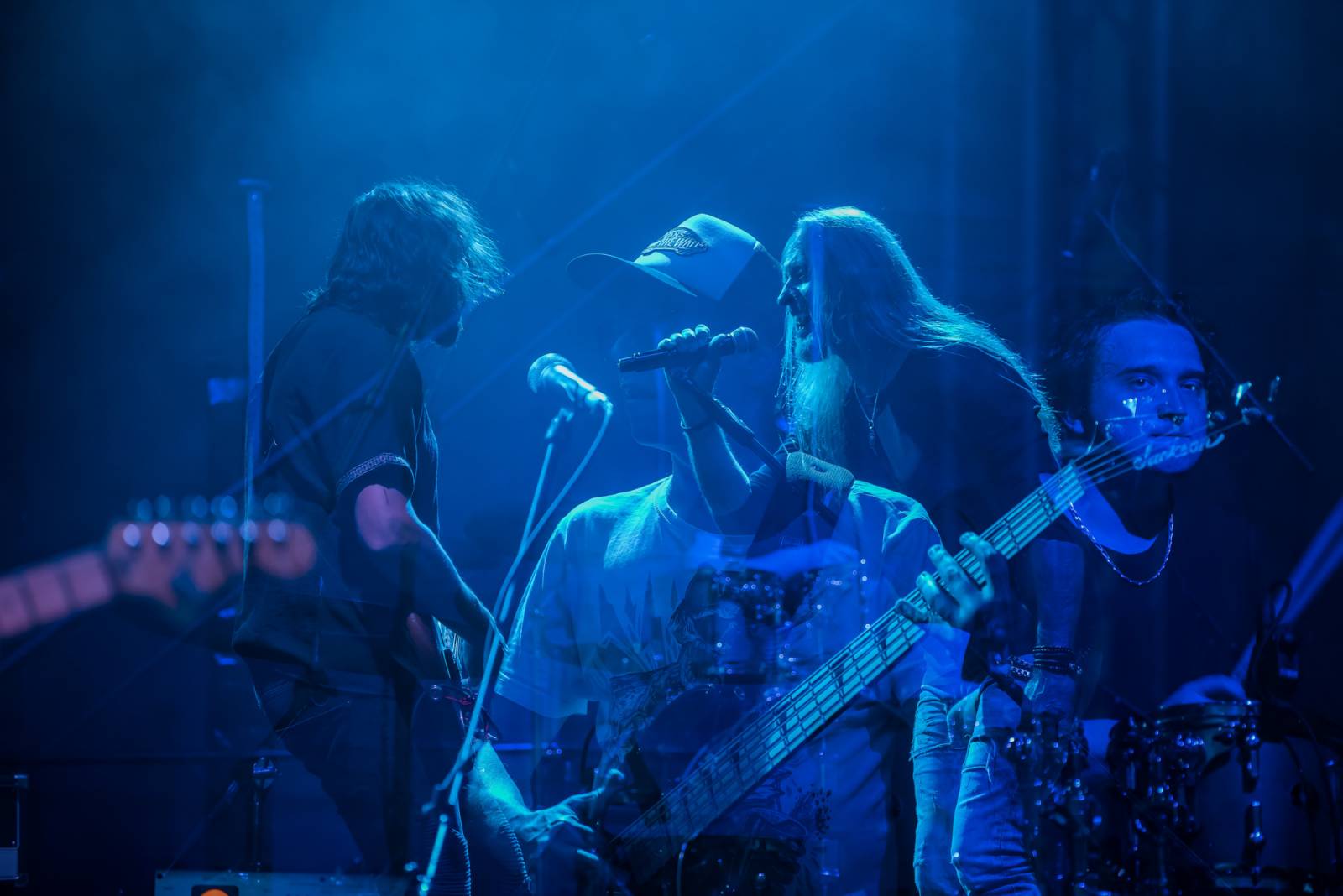 Neratovickým letním kinem zněly hity Kamila Střihavky. S The Leaders nabídl i pecku od Led Zeppelin