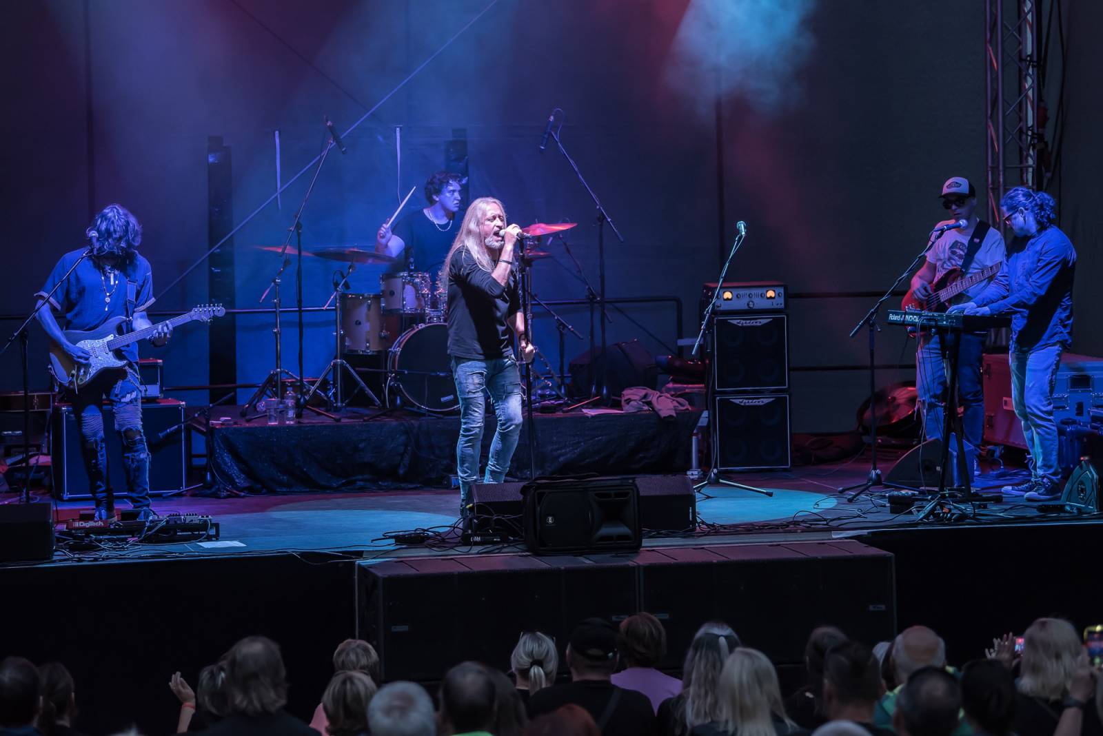 Neratovickým letním kinem zněly hity Kamila Střihavky. S The Leaders nabídl i pecku od Led Zeppelin