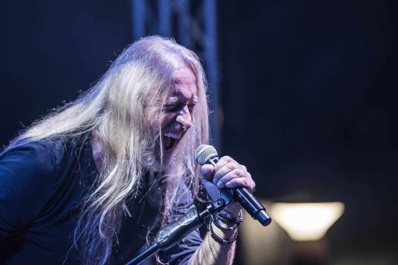 Neratovickým letním kinem zněly hity Kamila Střihavky. S The Leaders nabídl i pecku od Led Zeppelin