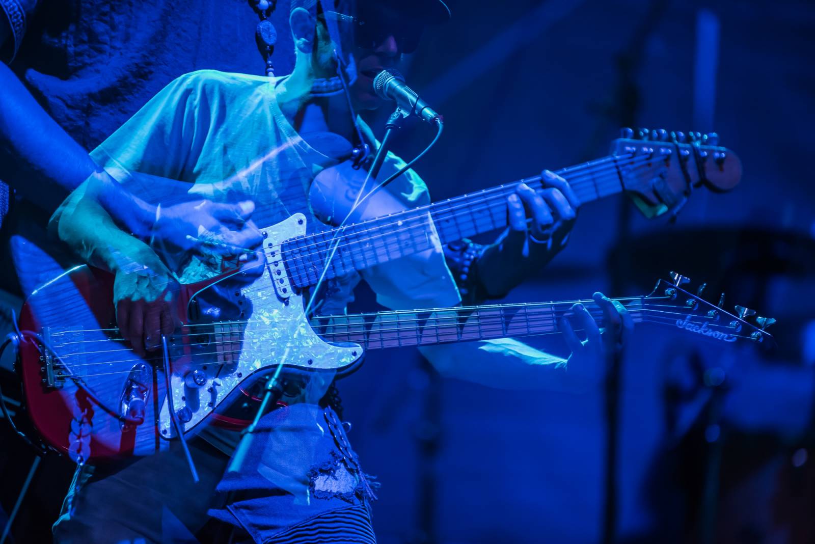 Neratovickým letním kinem zněly hity Kamila Střihavky. S The Leaders nabídl i pecku od Led Zeppelin