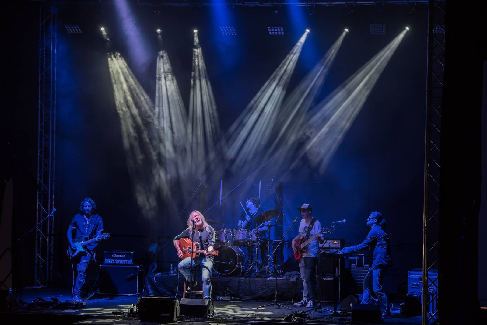 Neratovickým letním kinem zněly hity Kamila Střihavky. S The Leaders nabídl i pecku od Led Zeppelin