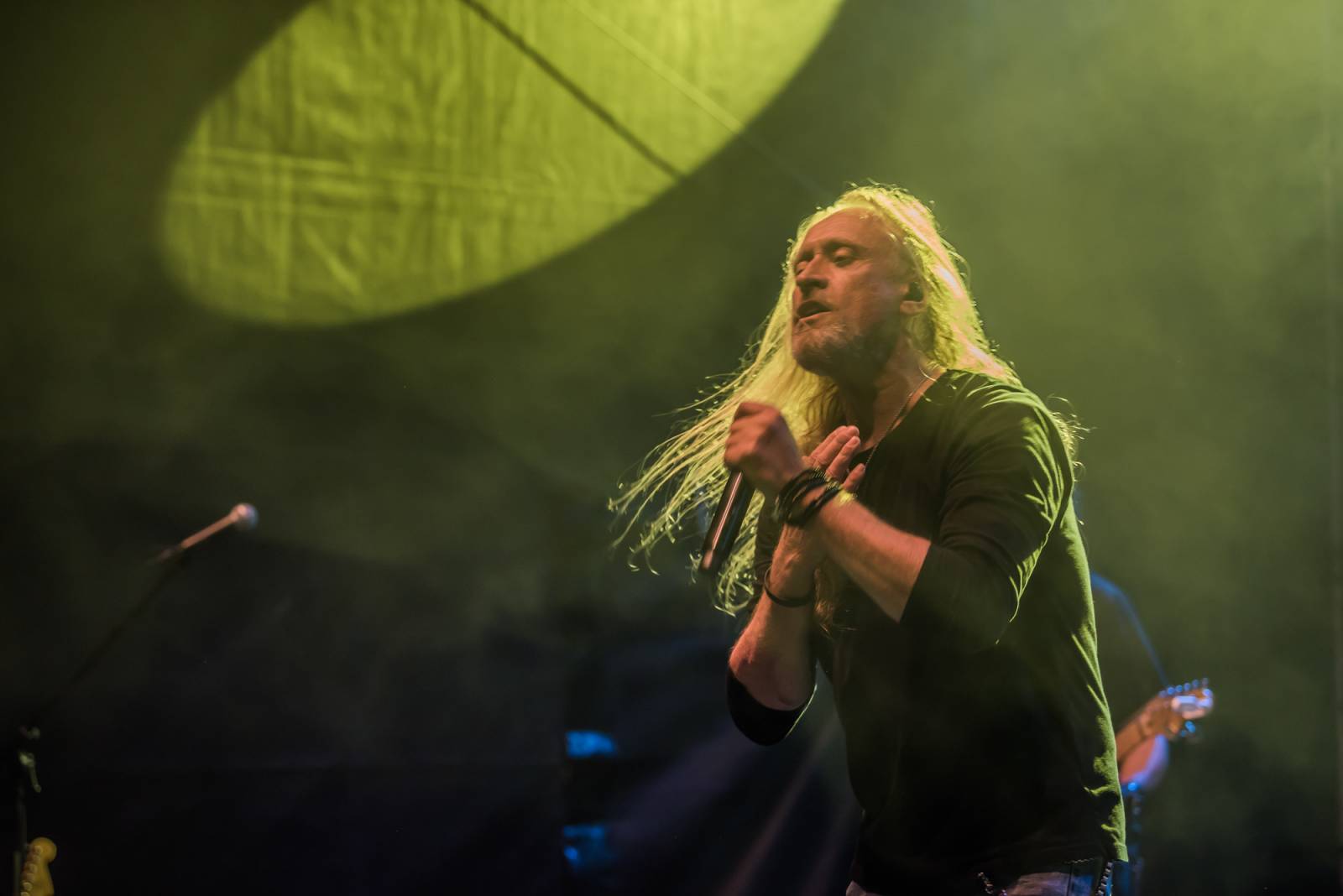 Neratovickým letním kinem zněly hity Kamila Střihavky. S The Leaders nabídl i pecku od Led Zeppelin