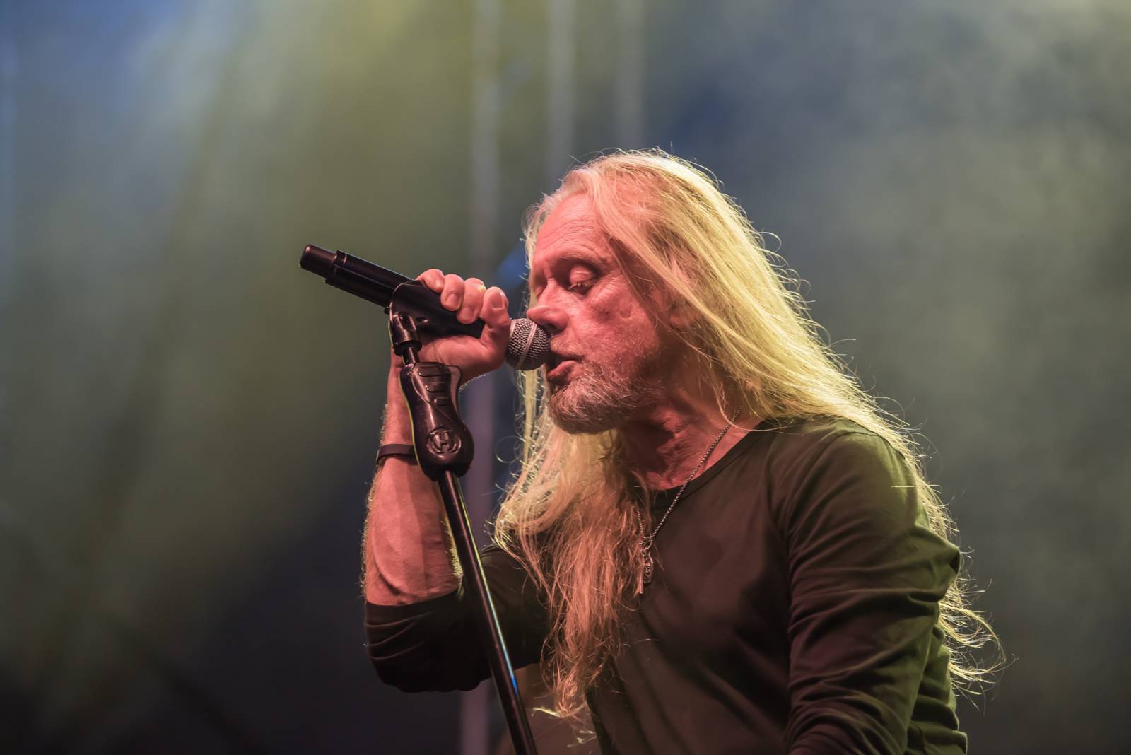 Neratovickým letním kinem zněly hity Kamila Střihavky. S The Leaders nabídl i pecku od Led Zeppelin