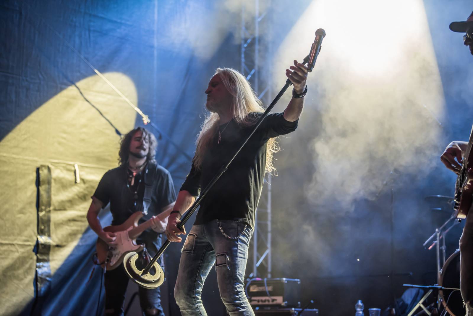 Neratovickým letním kinem zněly hity Kamila Střihavky. S The Leaders nabídl i pecku od Led Zeppelin