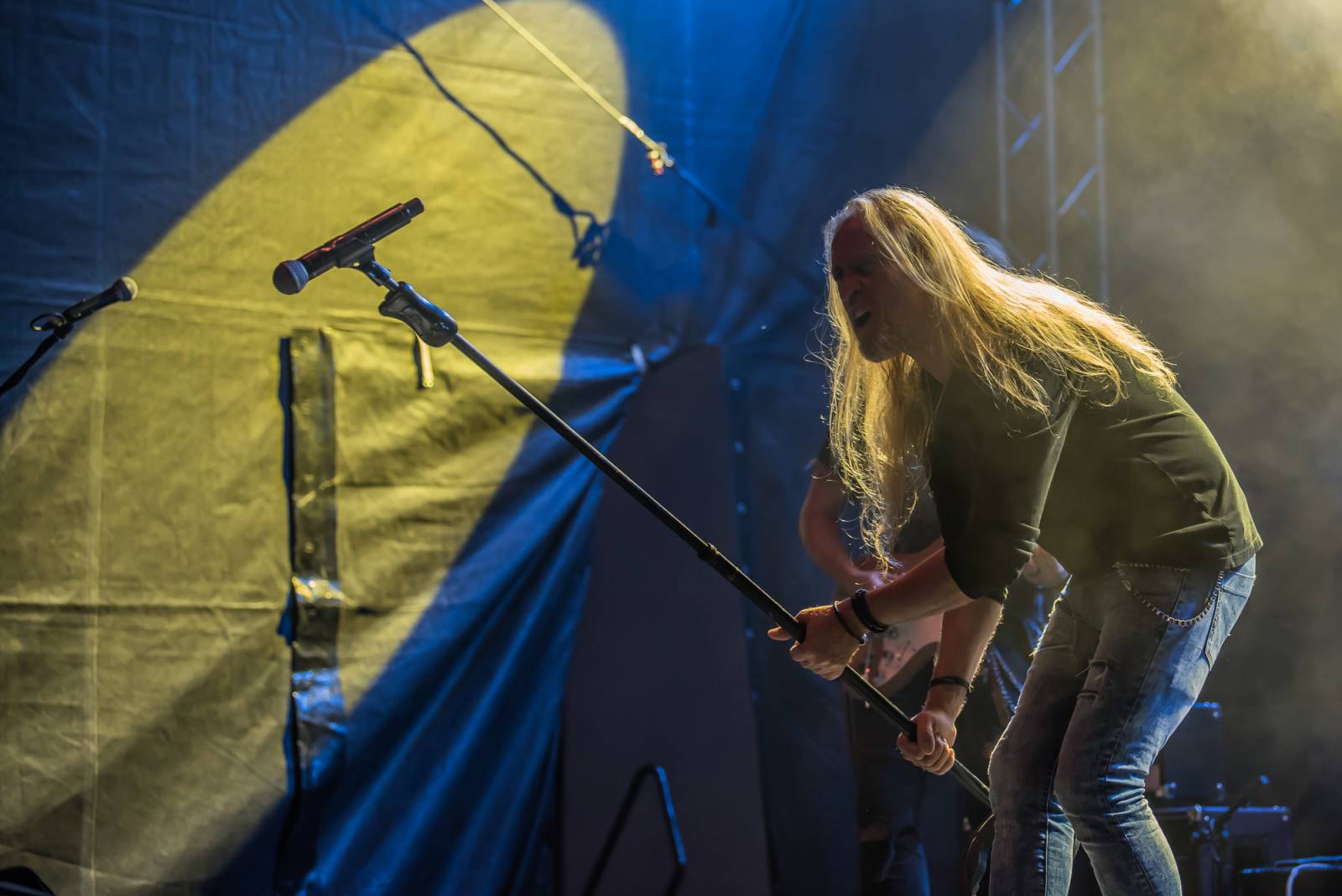 Neratovickým letním kinem zněly hity Kamila Střihavky. S The Leaders nabídl i pecku od Led Zeppelin