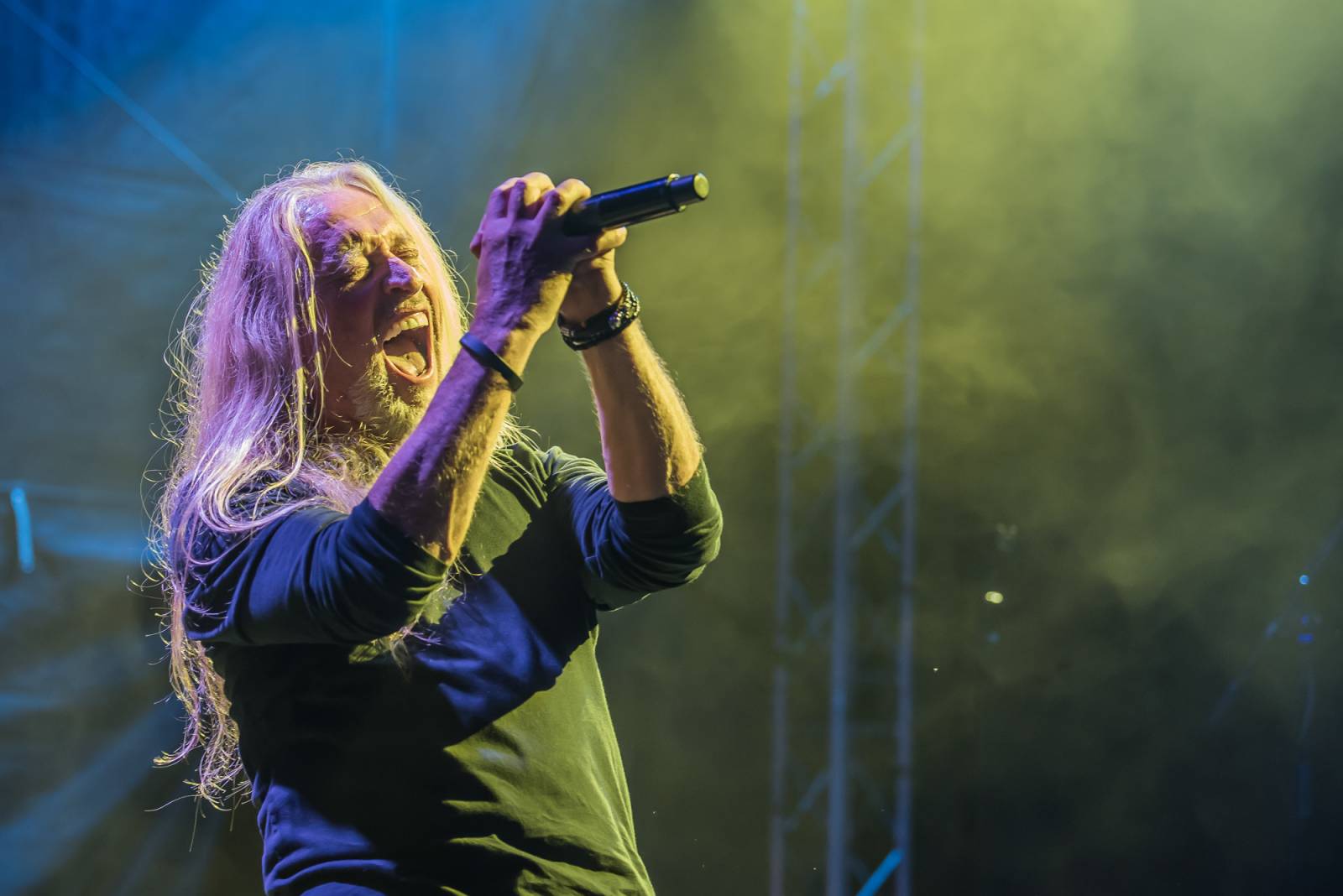 Neratovickým letním kinem zněly hity Kamila Střihavky. S The Leaders nabídl i pecku od Led Zeppelin