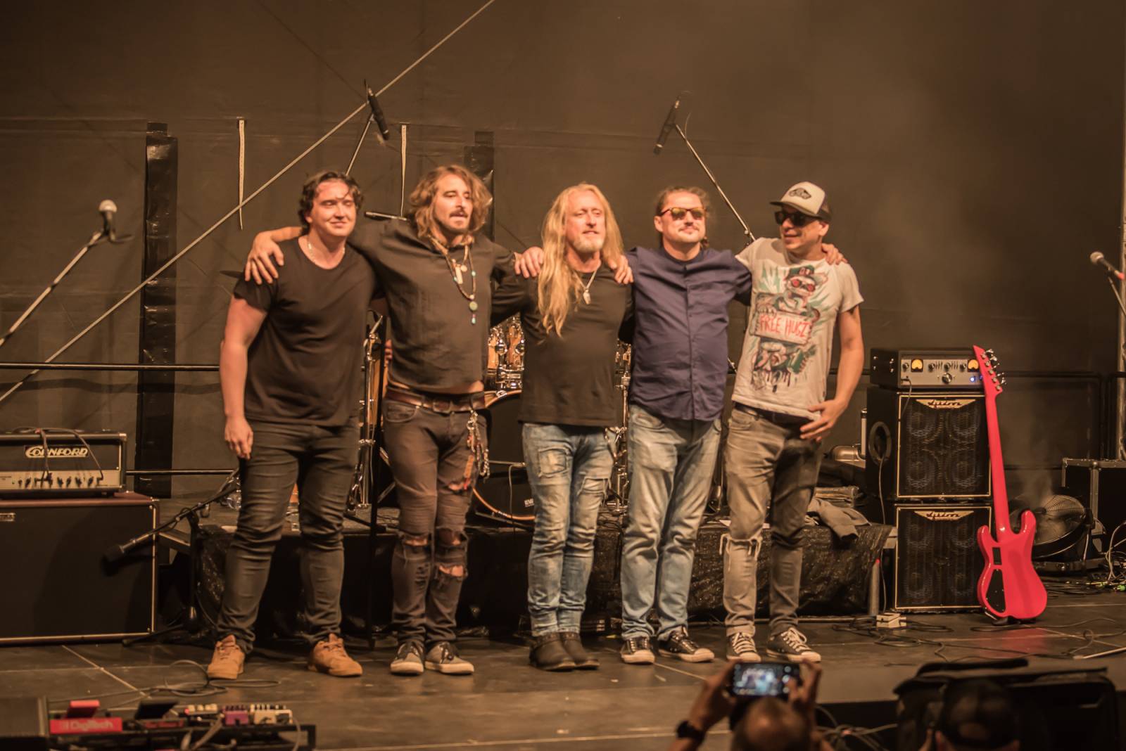 Neratovickým letním kinem zněly hity Kamila Střihavky. S The Leaders nabídl i pecku od Led Zeppelin