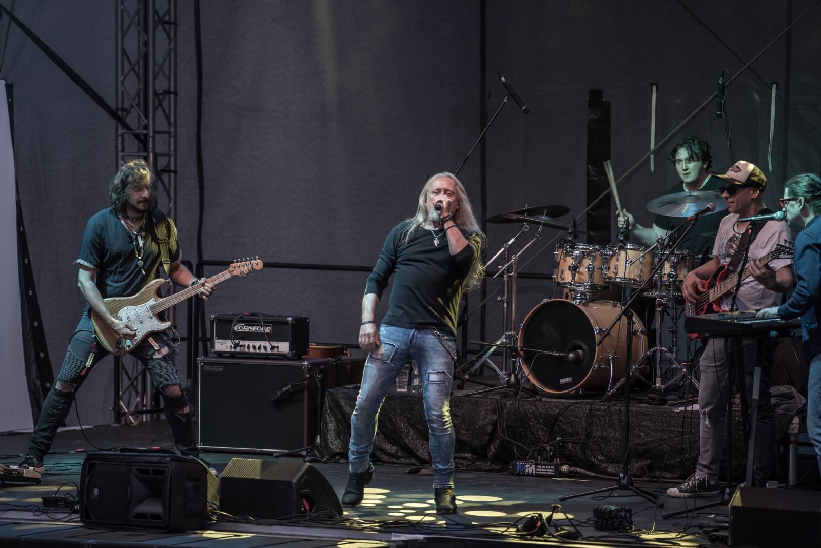 Neratovickým letním kinem zněly hity Kamila Střihavky. S The Leaders nabídl i pecku od Led Zeppelin