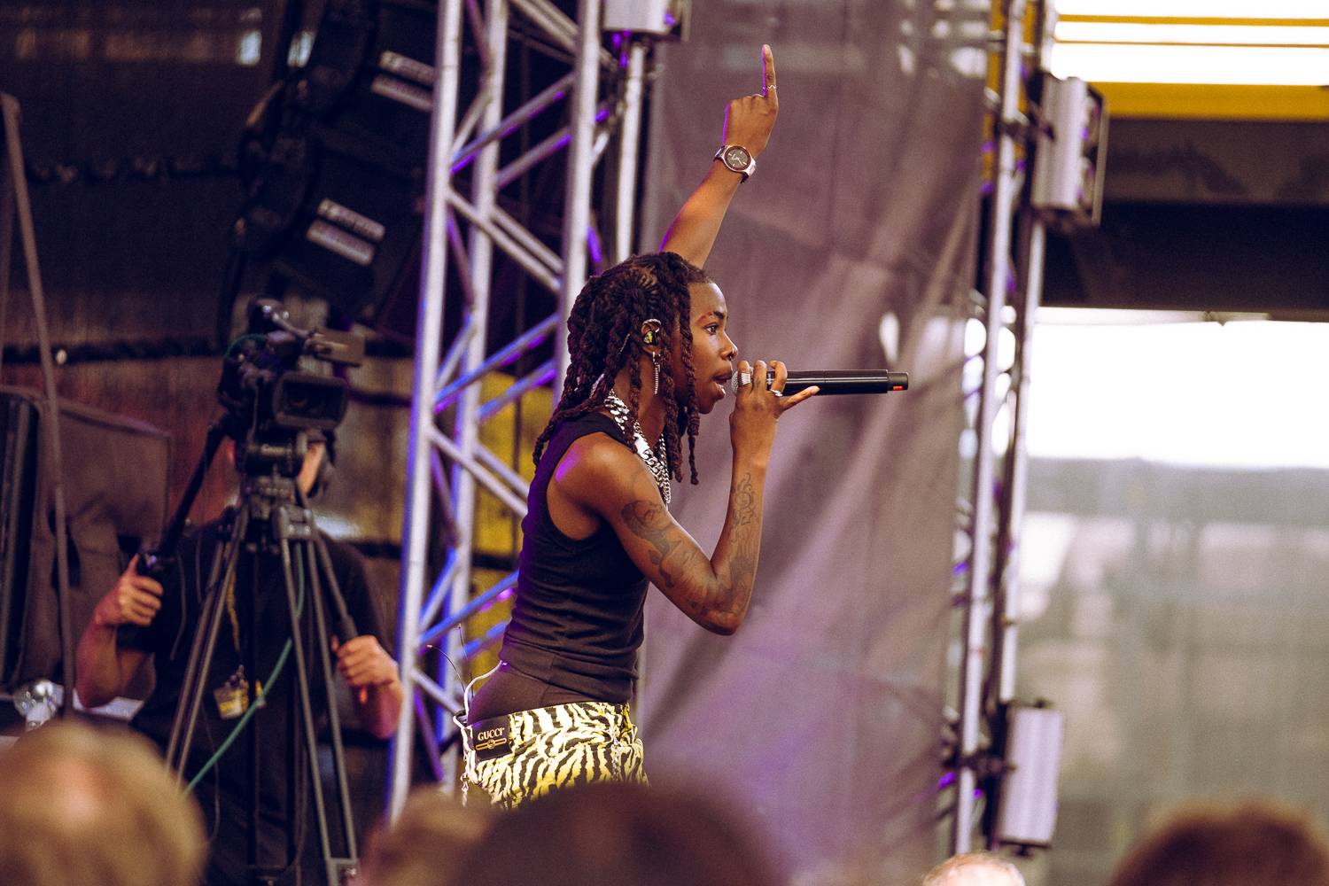 Macklemore nenechal na Goulding a Burna Boyovi nit suchou a rozjel největší show letošních Colours