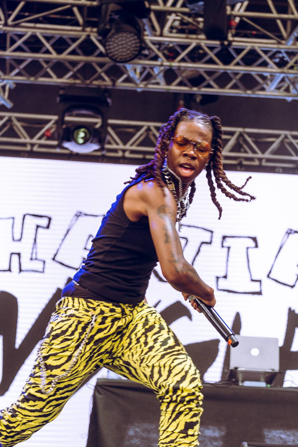 Macklemore nenechal na Goulding a Burna Boyovi nit suchou a rozjel největší show letošních Colours