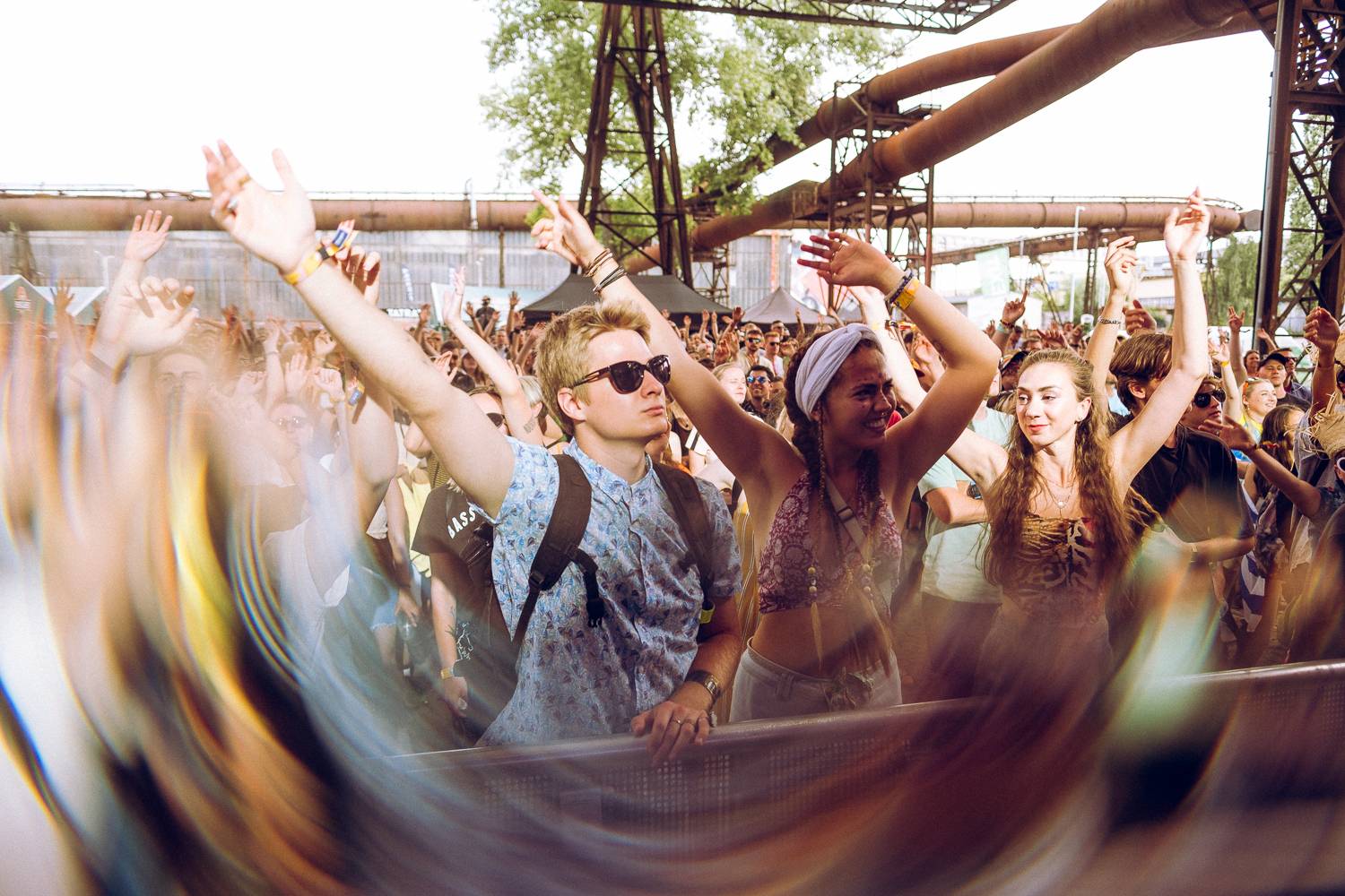 Macklemore nenechal na Goulding a Burna Boyovi nit suchou a rozjel největší show letošních Colours