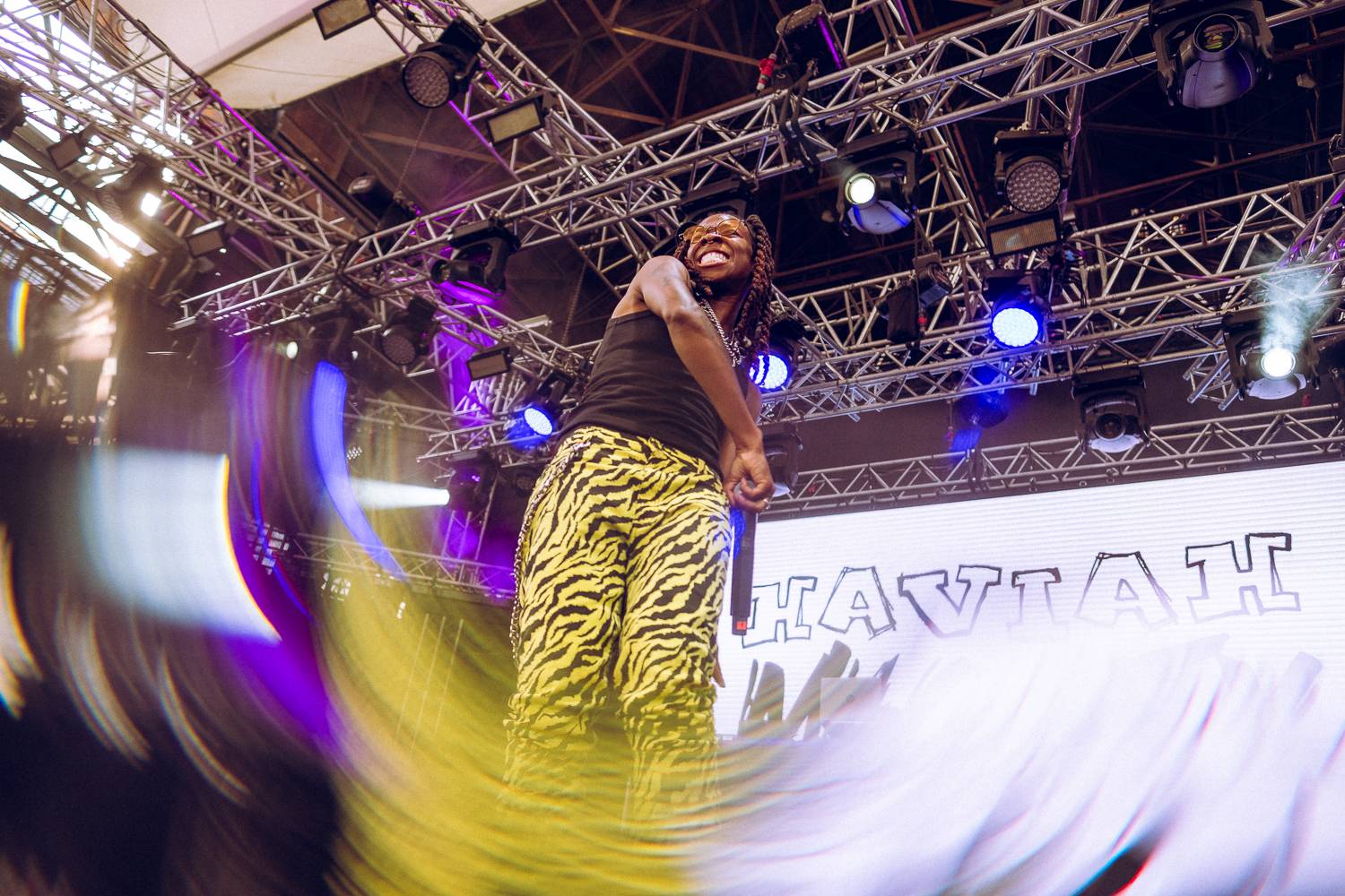 Macklemore nenechal na Goulding a Burna Boyovi nit suchou a rozjel největší show letošních Colours