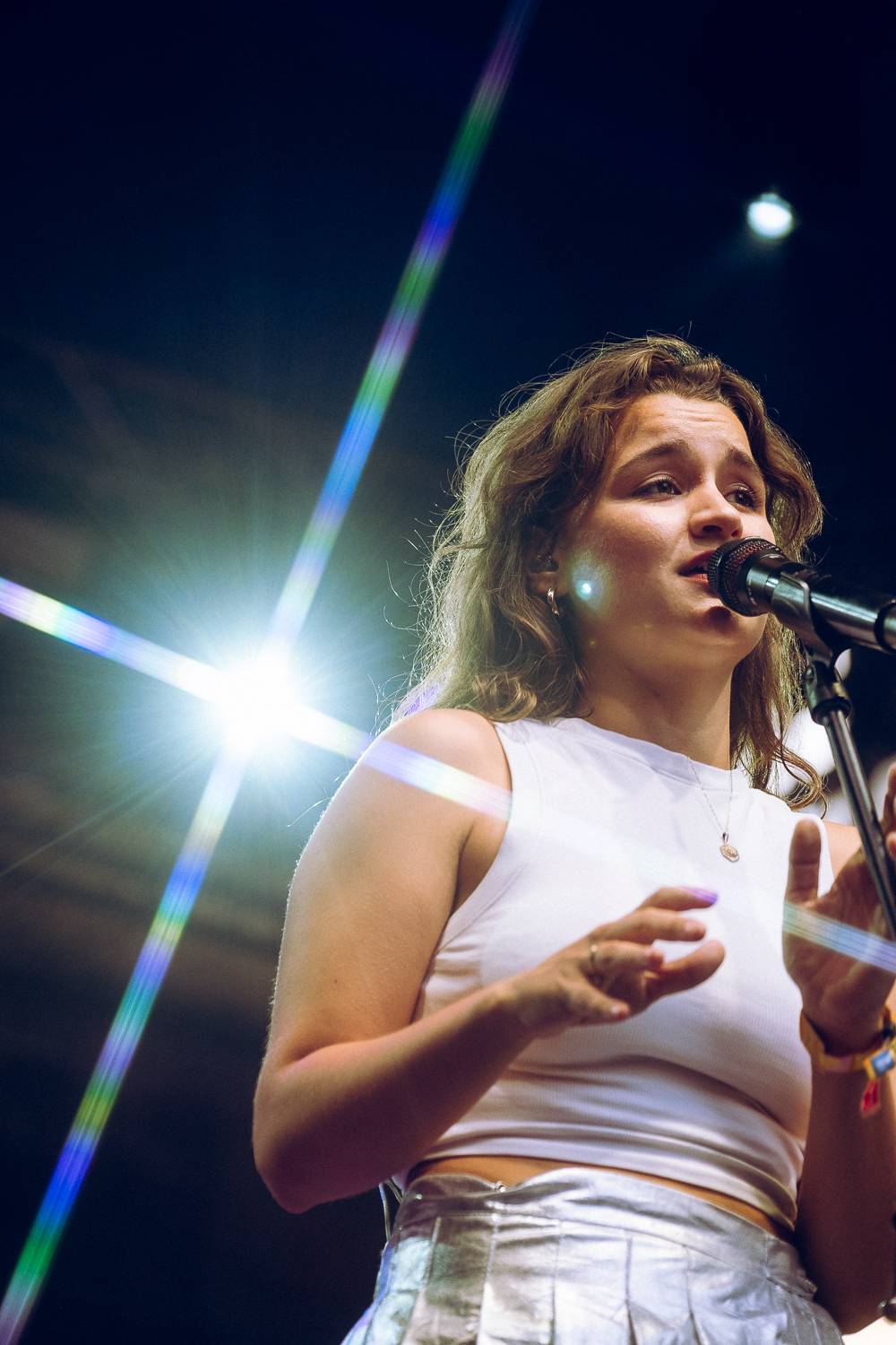 Macklemore nenechal na Goulding a Burna Boyovi nit suchou a rozjel největší show letošních Colours