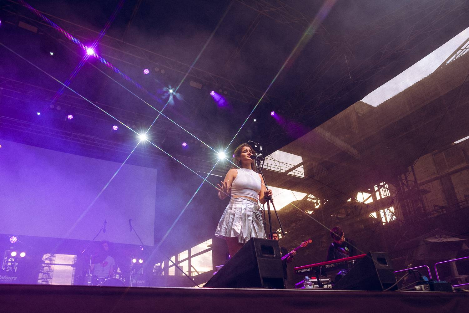 Macklemore nenechal na Goulding a Burna Boyovi nit suchou a rozjel největší show letošních Colours