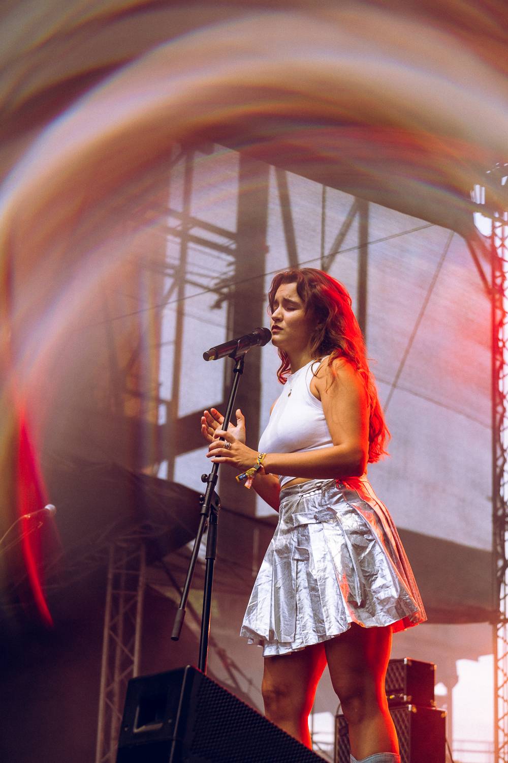 Macklemore nenechal na Goulding a Burna Boyovi nit suchou a rozjel největší show letošních Colours