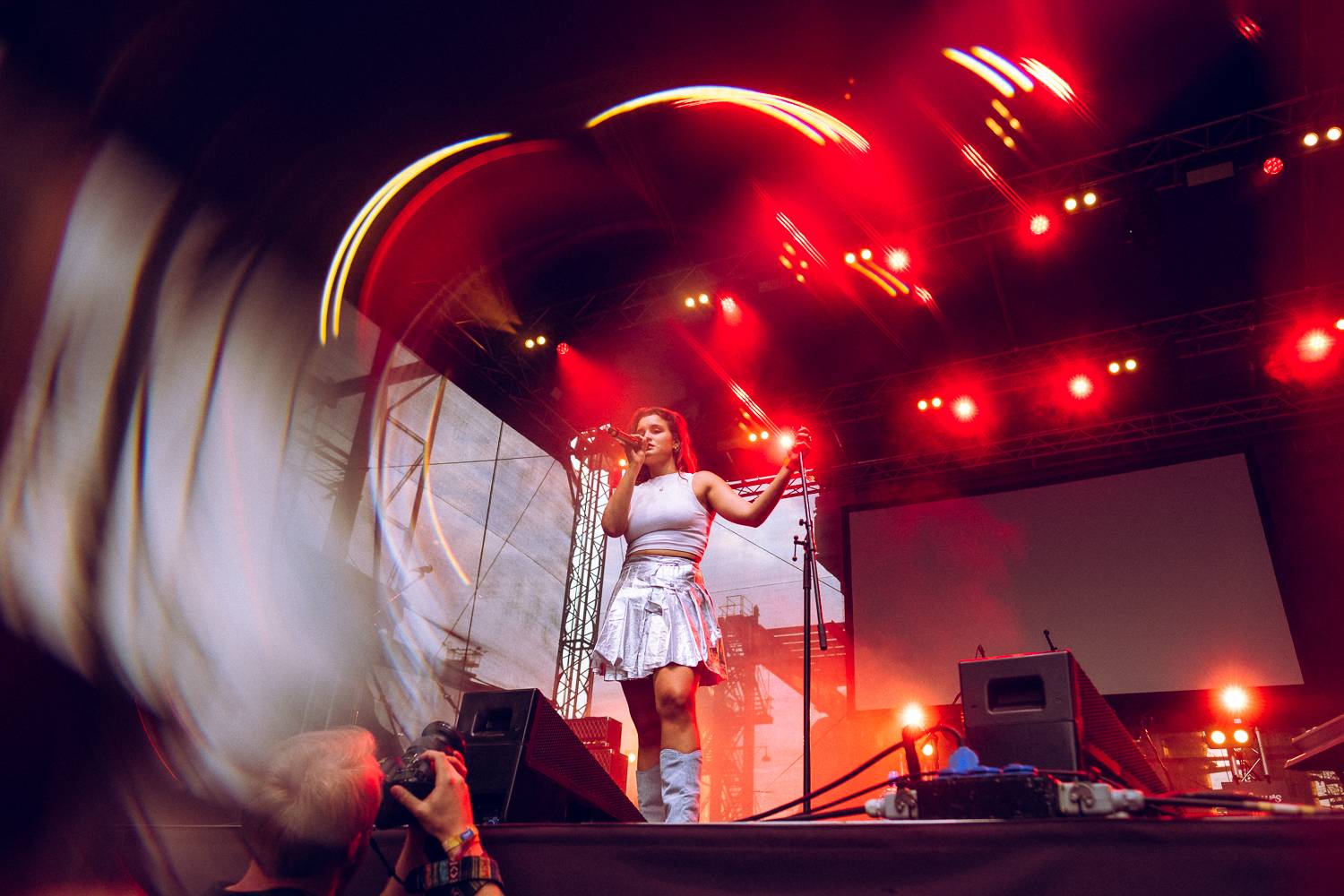 Macklemore nenechal na Goulding a Burna Boyovi nit suchou a rozjel největší show letošních Colours