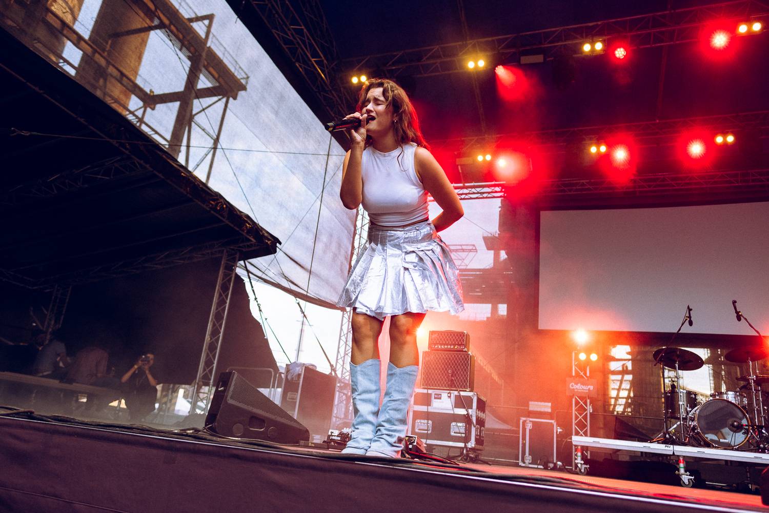 Macklemore nenechal na Goulding a Burna Boyovi nit suchou a rozjel největší show letošních Colours