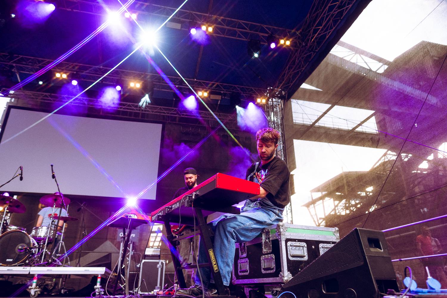 Macklemore nenechal na Goulding a Burna Boyovi nit suchou a rozjel největší show letošních Colours