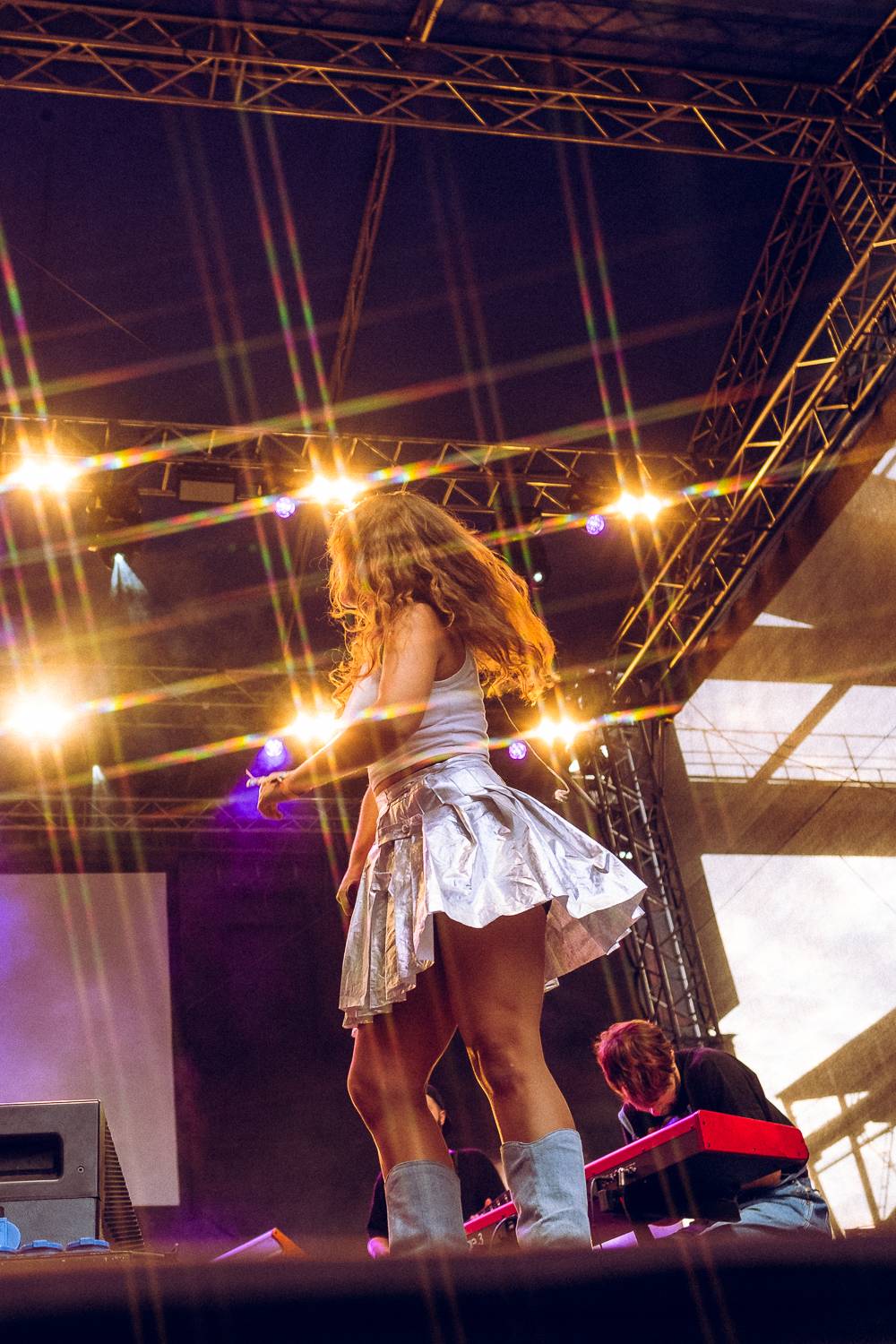 Macklemore nenechal na Goulding a Burna Boyovi nit suchou a rozjel největší show letošních Colours