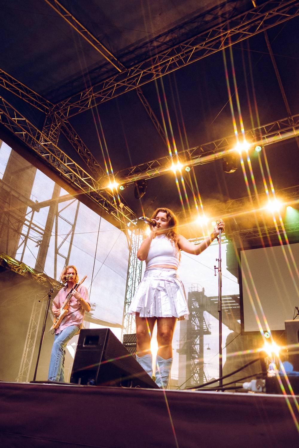 Macklemore nenechal na Goulding a Burna Boyovi nit suchou a rozjel největší show letošních Colours