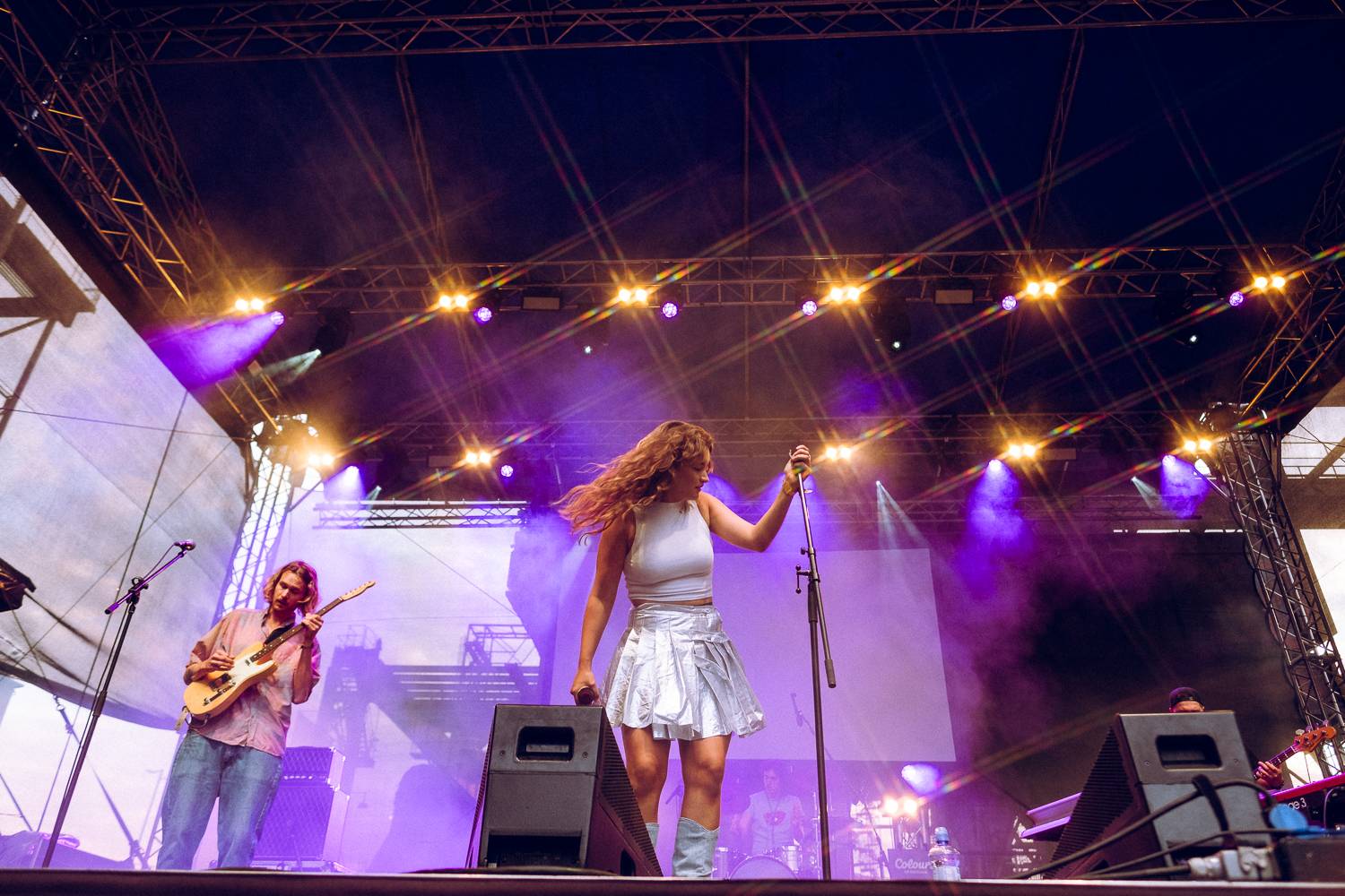 Macklemore nenechal na Goulding a Burna Boyovi nit suchou a rozjel největší show letošních Colours