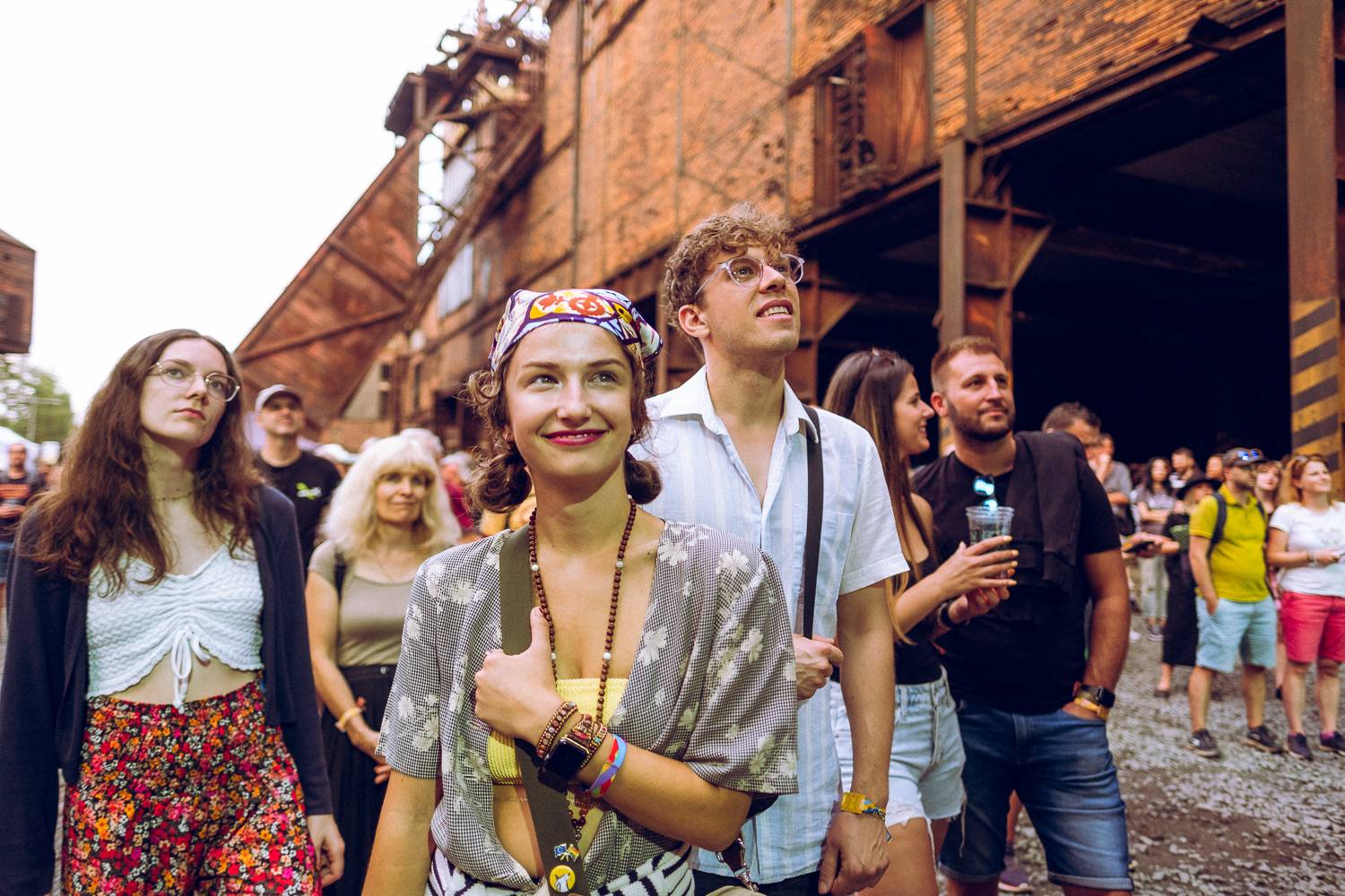 Macklemore nenechal na Goulding a Burna Boyovi nit suchou a rozjel největší show letošních Colours