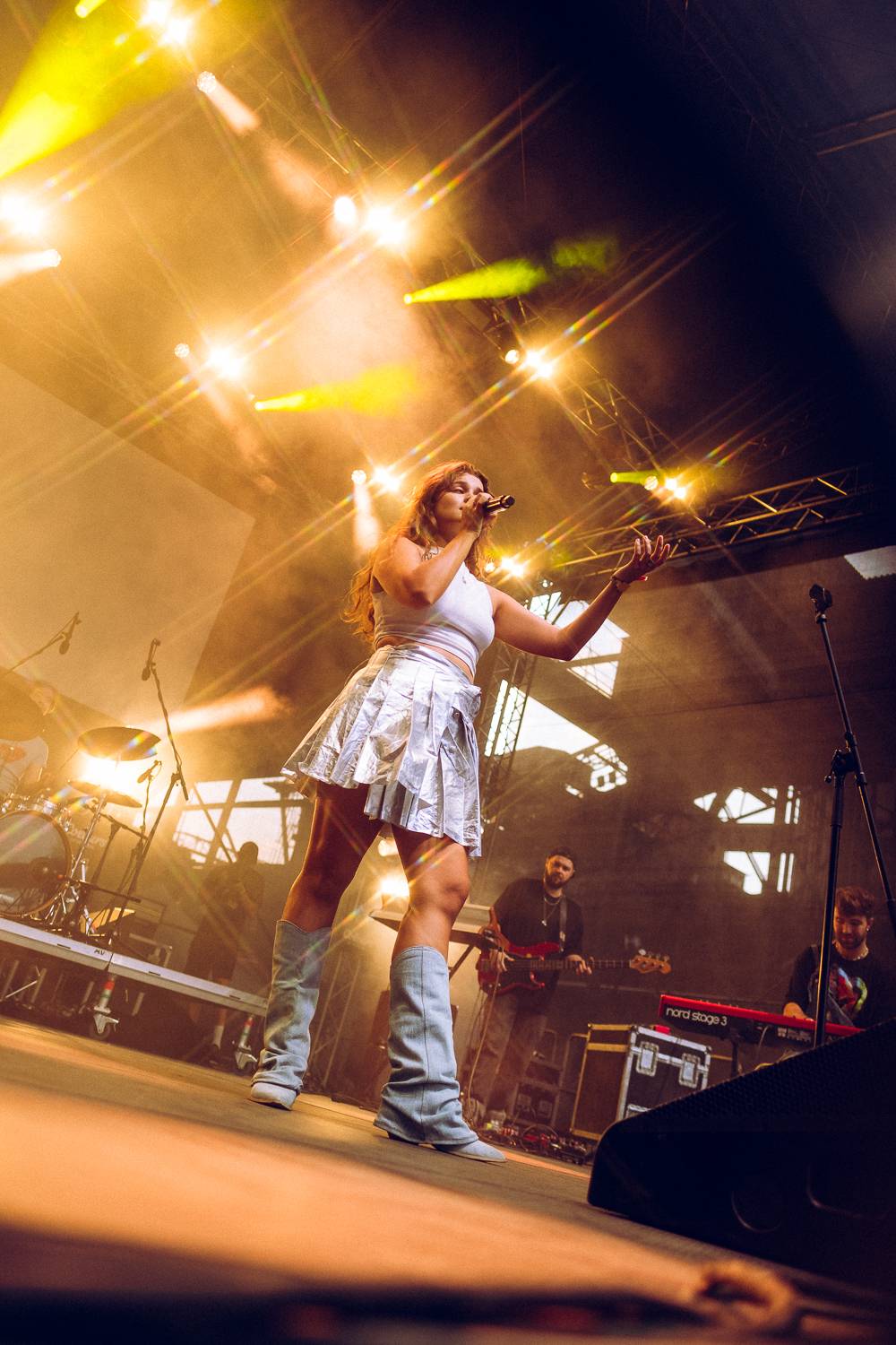 Macklemore nenechal na Goulding a Burna Boyovi nit suchou a rozjel největší show letošních Colours