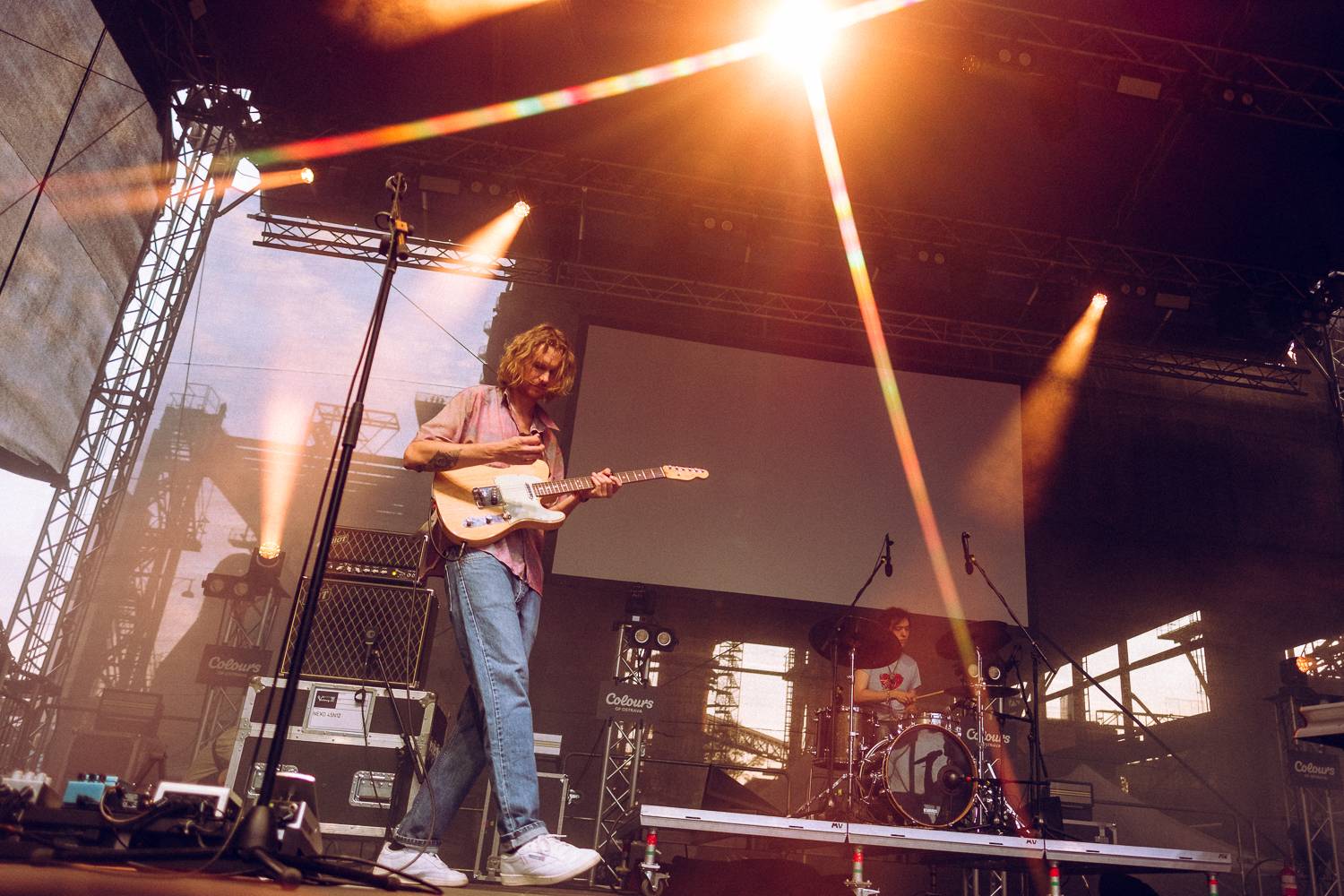 Macklemore nenechal na Goulding a Burna Boyovi nit suchou a rozjel největší show letošních Colours