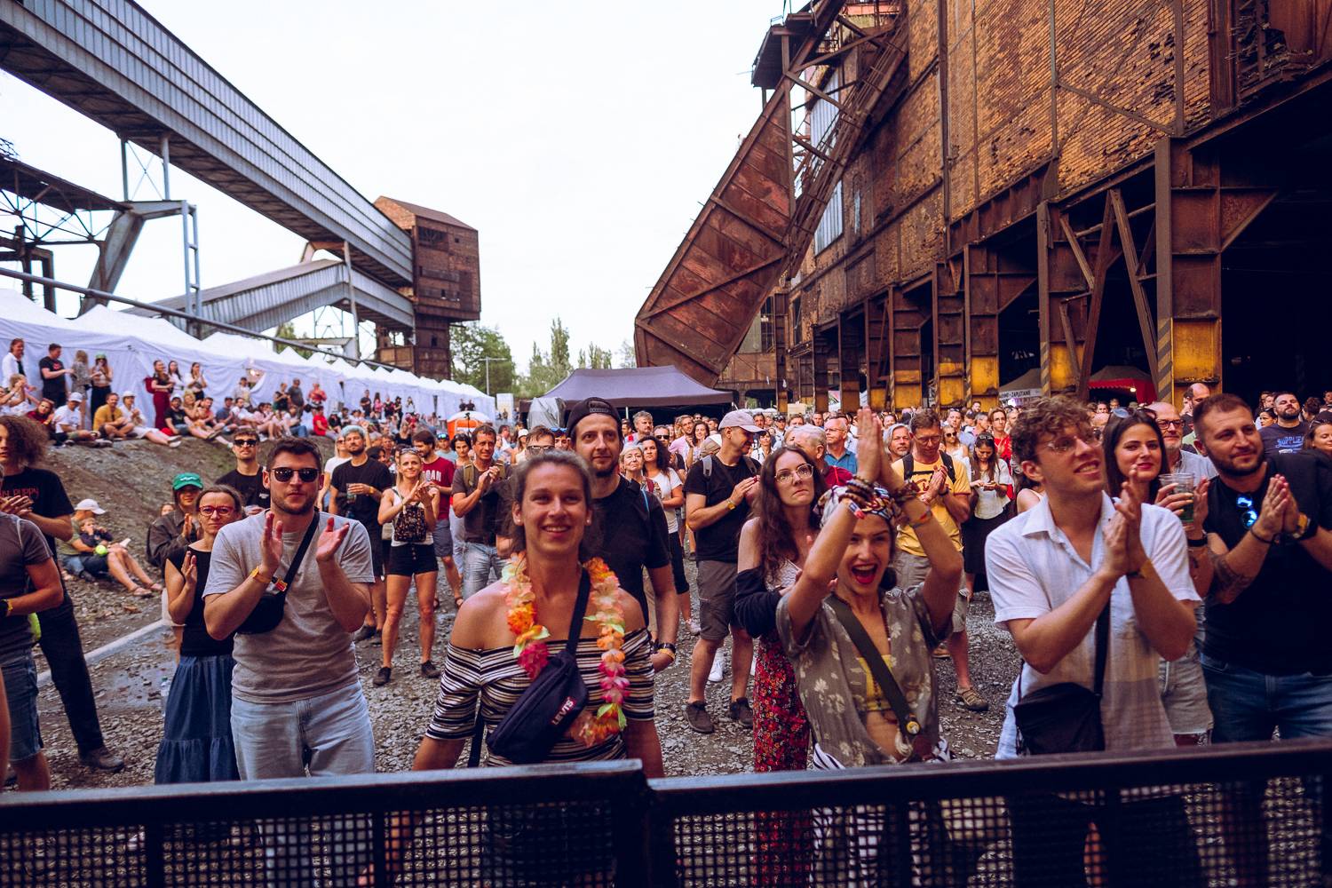 Macklemore nenechal na Goulding a Burna Boyovi nit suchou a rozjel největší show letošních Colours