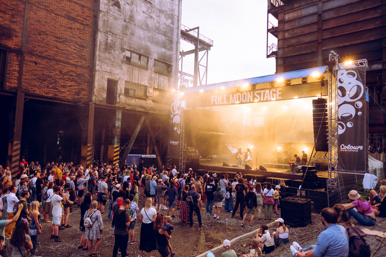 Macklemore nenechal na Goulding a Burna Boyovi nit suchou a rozjel největší show letošních Colours