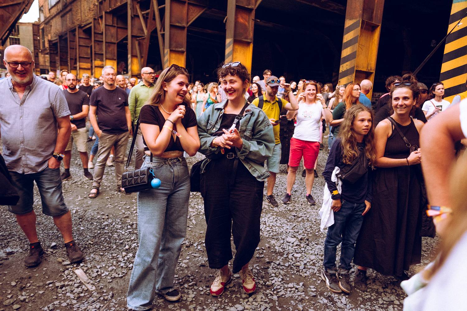 Macklemore nenechal na Goulding a Burna Boyovi nit suchou a rozjel největší show letošních Colours