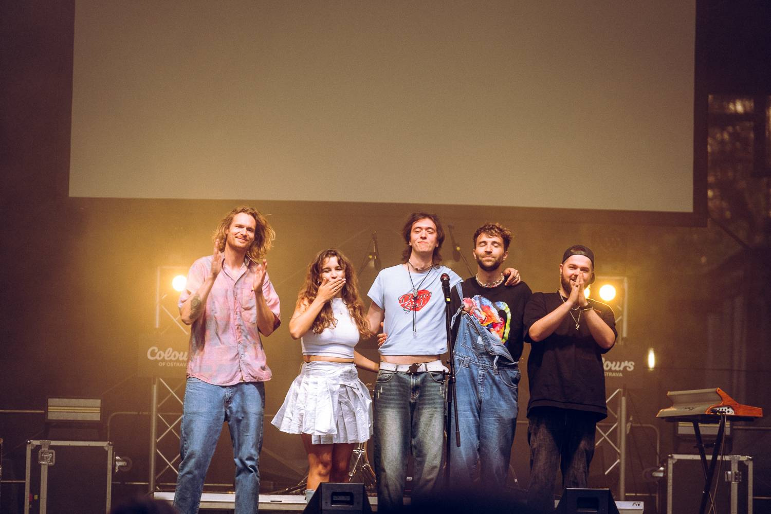 Macklemore nenechal na Goulding a Burna Boyovi nit suchou a rozjel největší show letošních Colours